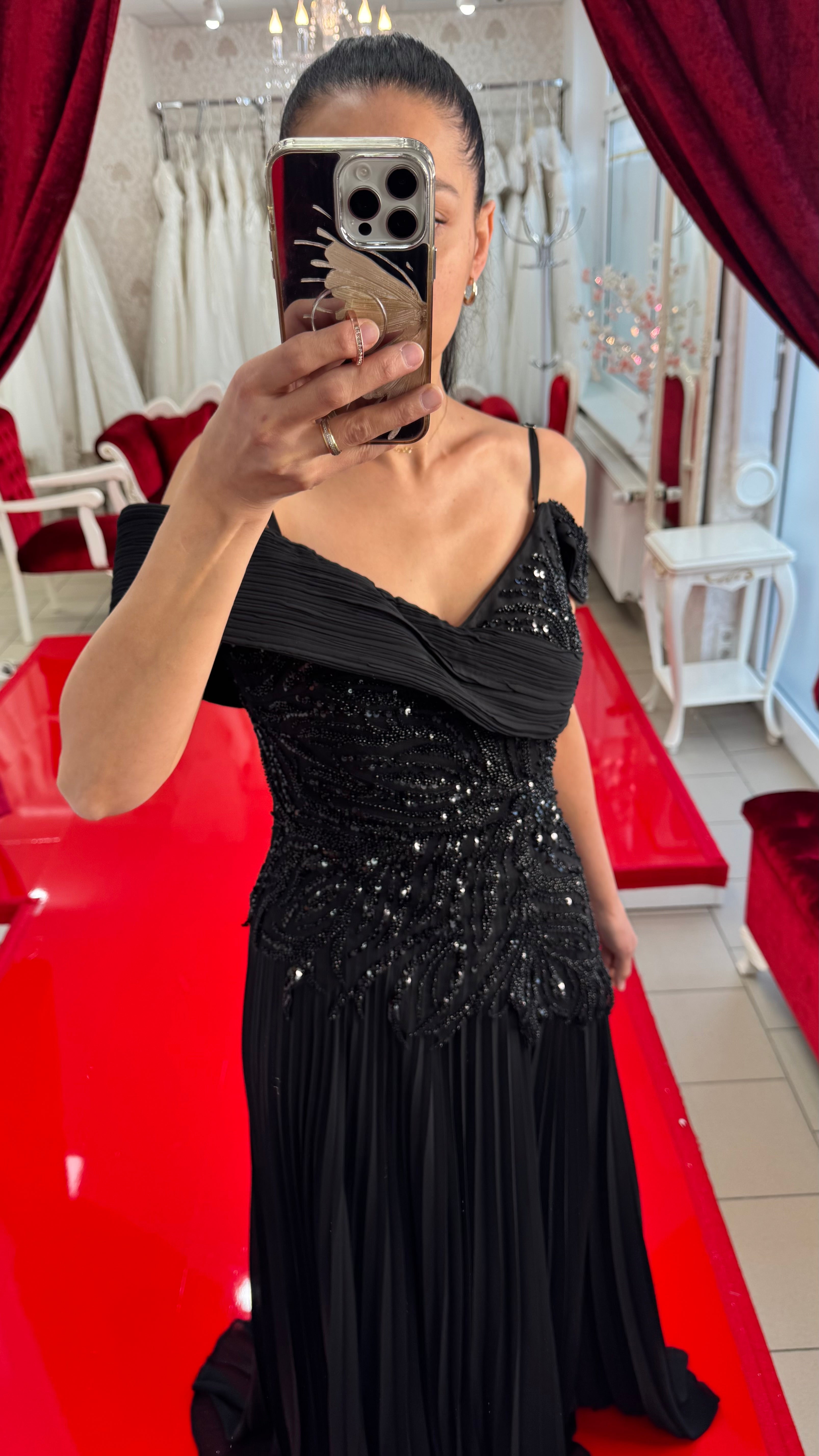 Abendkleid One-Shoulder mit Stickerei & Plisseerock – Modell C2101 – Schwarz