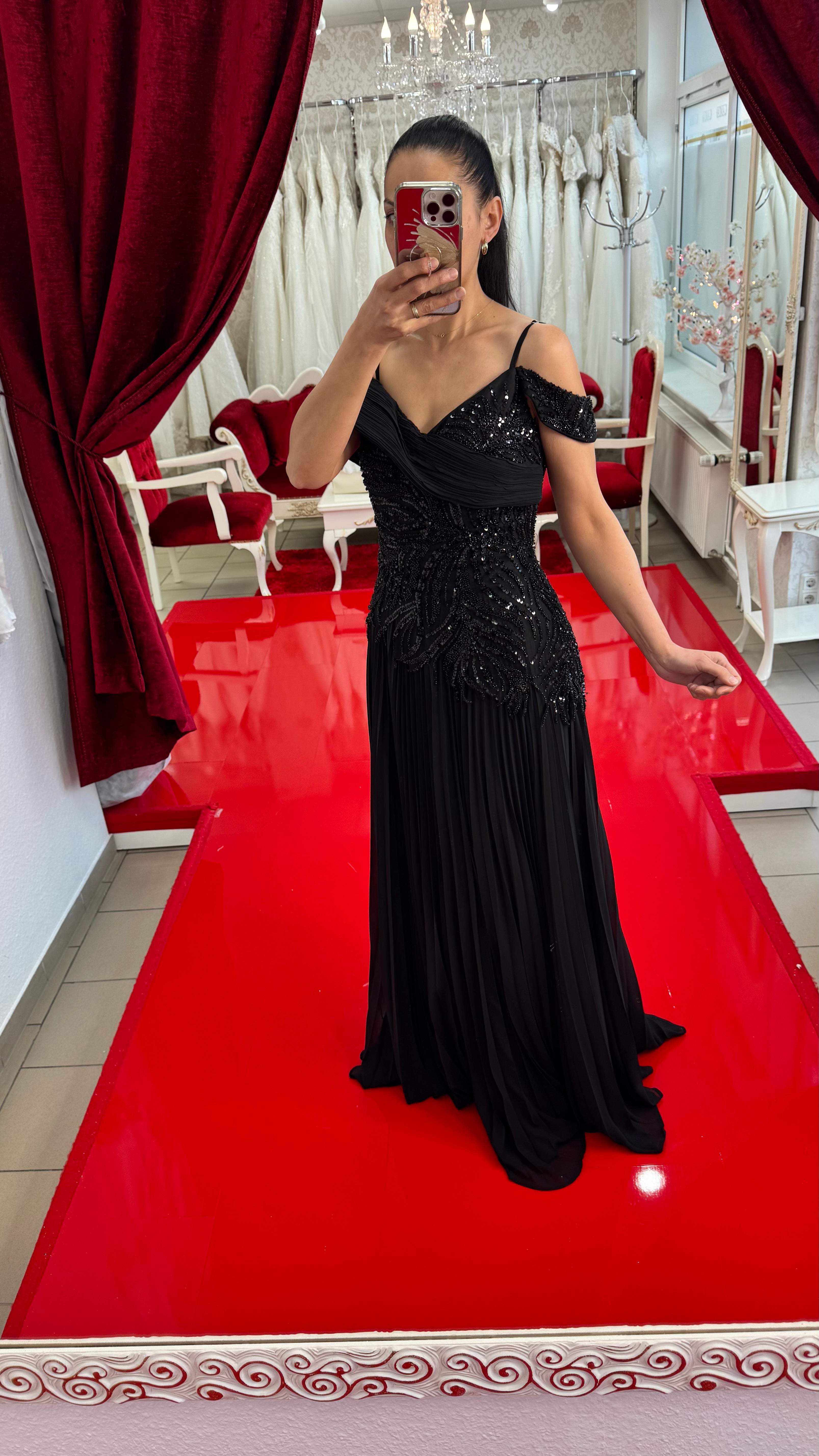 Abendkleid One-Shoulder mit Stickerei & Plisseerock – Modell C2101 – Schwarz