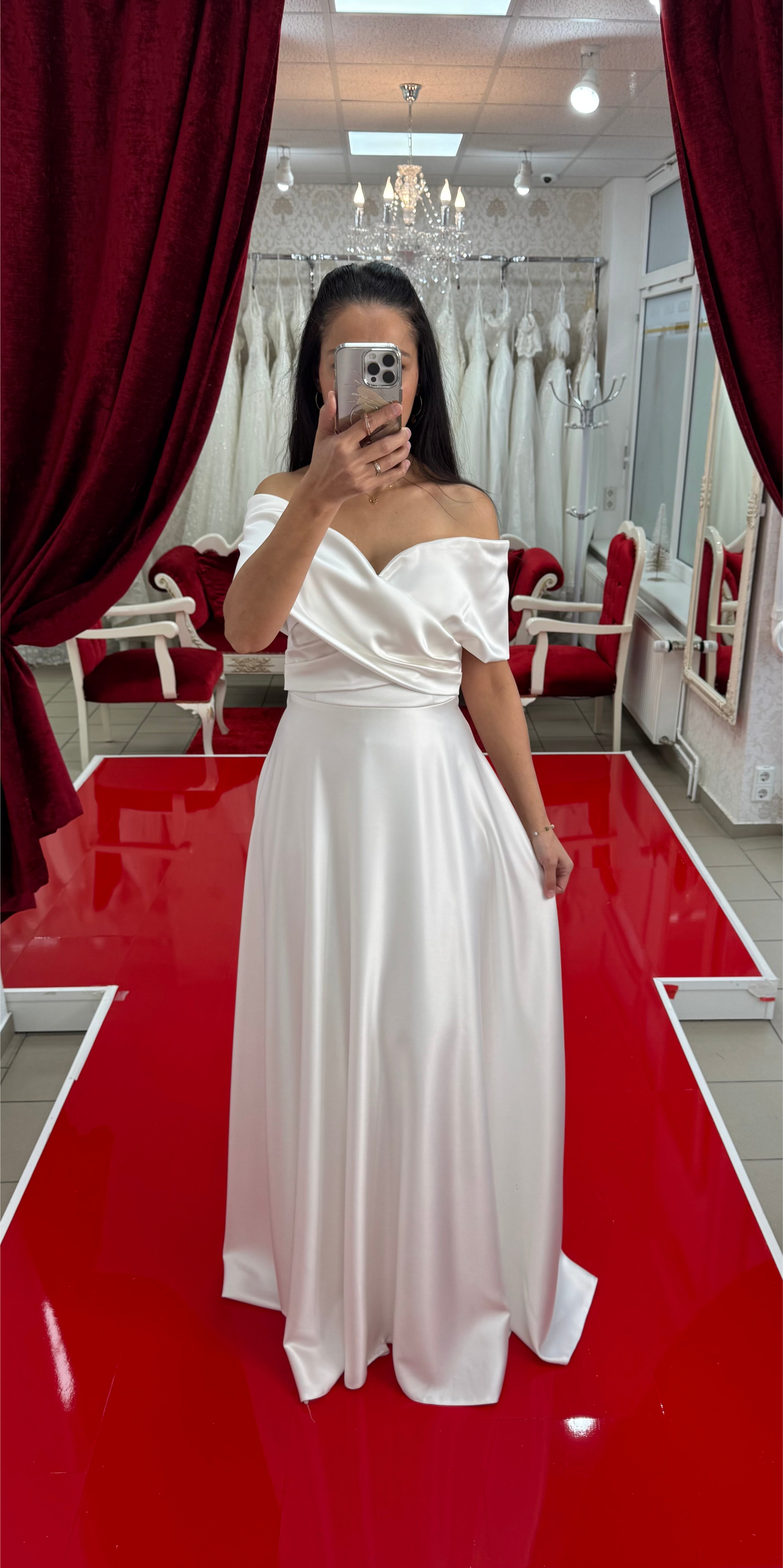 Standesamtkleid M137 – Satin und Carmen-Ausschnitt in Weiß – Ansicht 1 | Lamia Mode