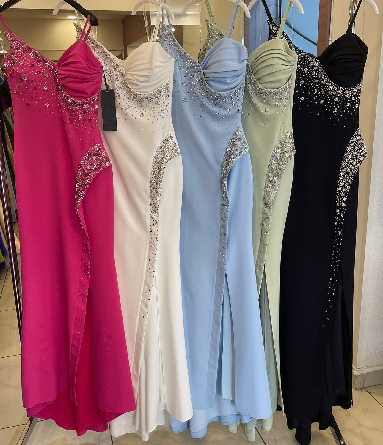 Elegantes figurbetontes Abendkleid mit Strassdetails c2143