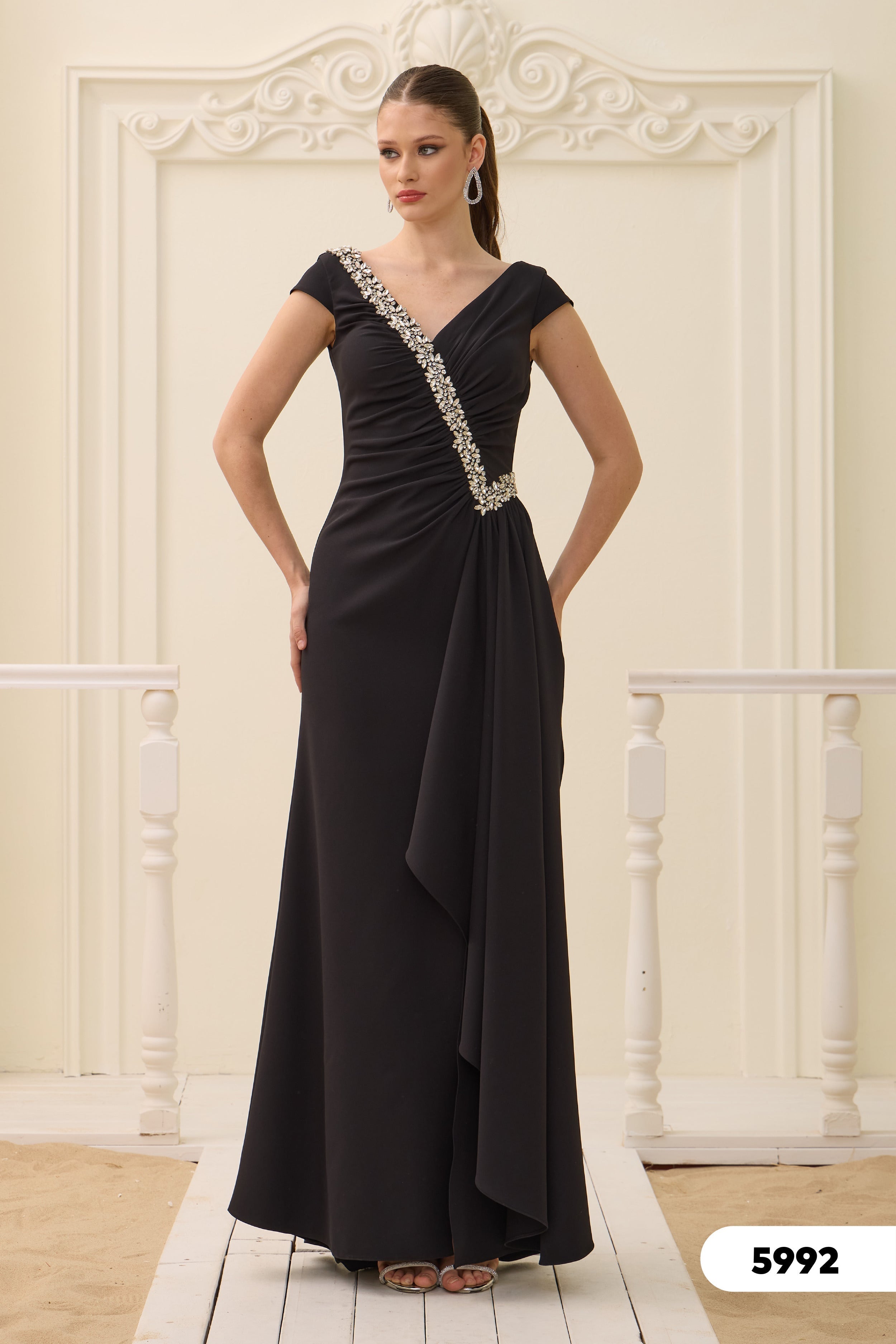 Abendkleid Elegantes Abendkleid mit Drapierung & Schmuckdetail – C5992 in Blau – Ansicht 2 | Lamia Mode