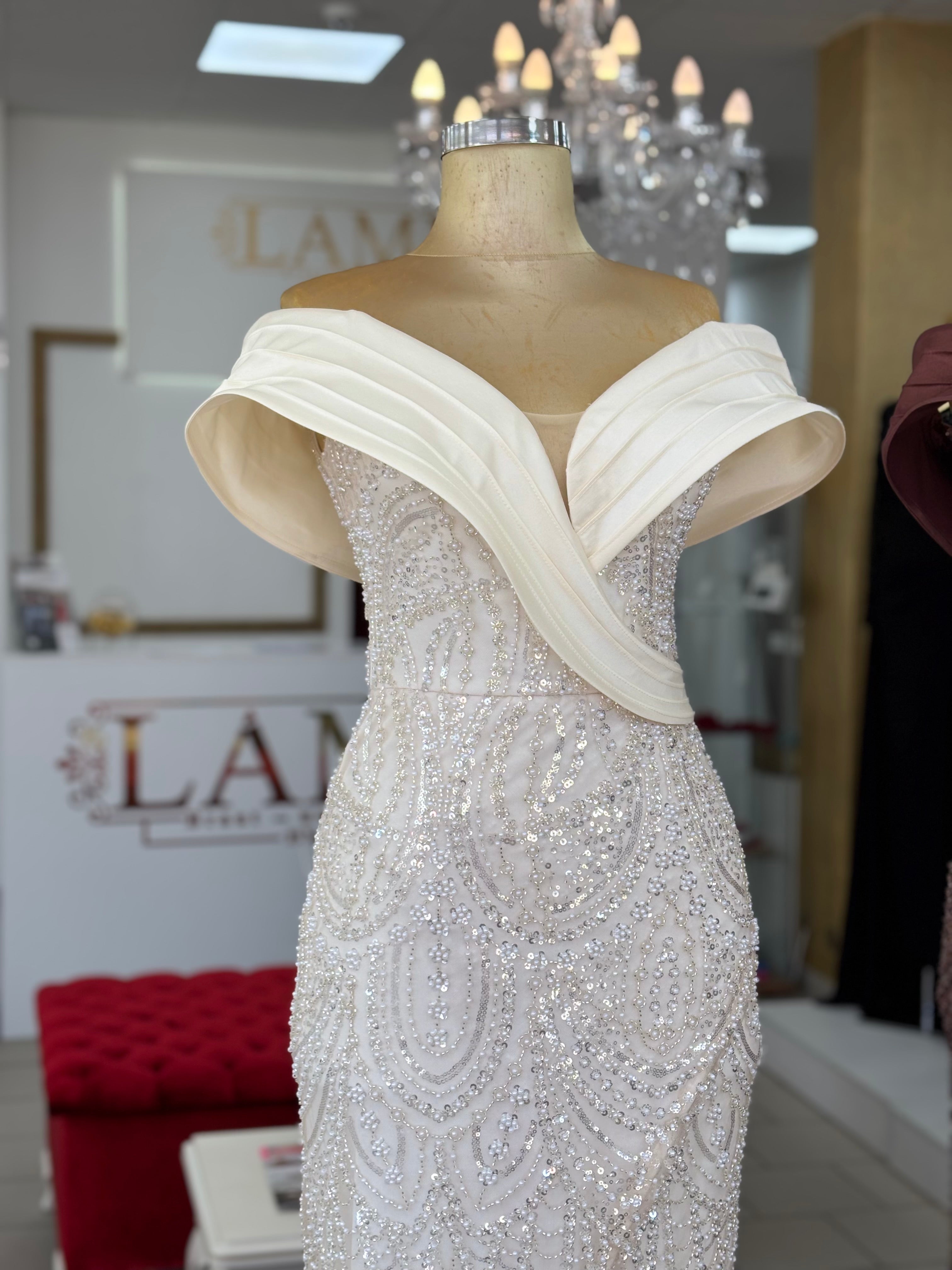 Elegantes Abendkleid mit Perlenstickerei – Modell C2130