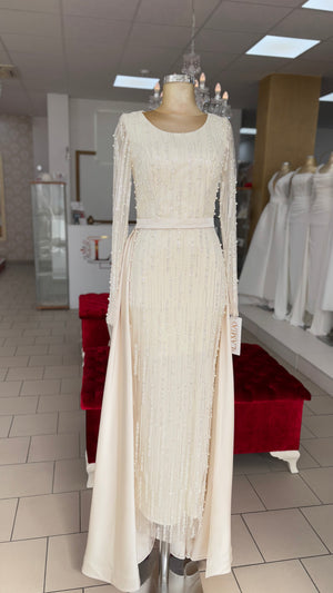 Bild in Slideshow öffnen, Abendkleid Champagner mit Perlen &amp; Pailletten – Lamia Salzgitter
