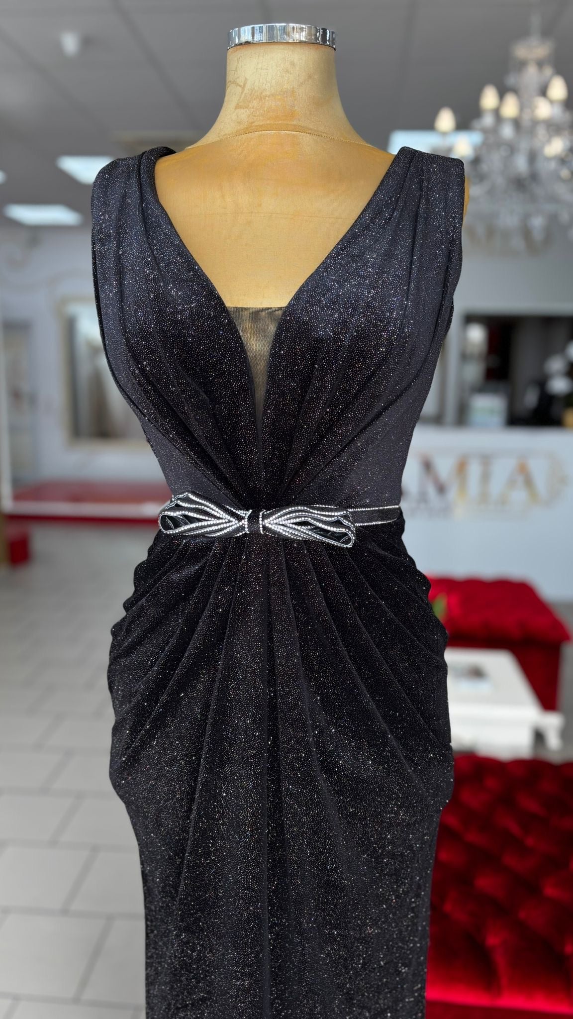 Elegantes Glanz-Abendkleid mit V-Ausschnitt / C4715