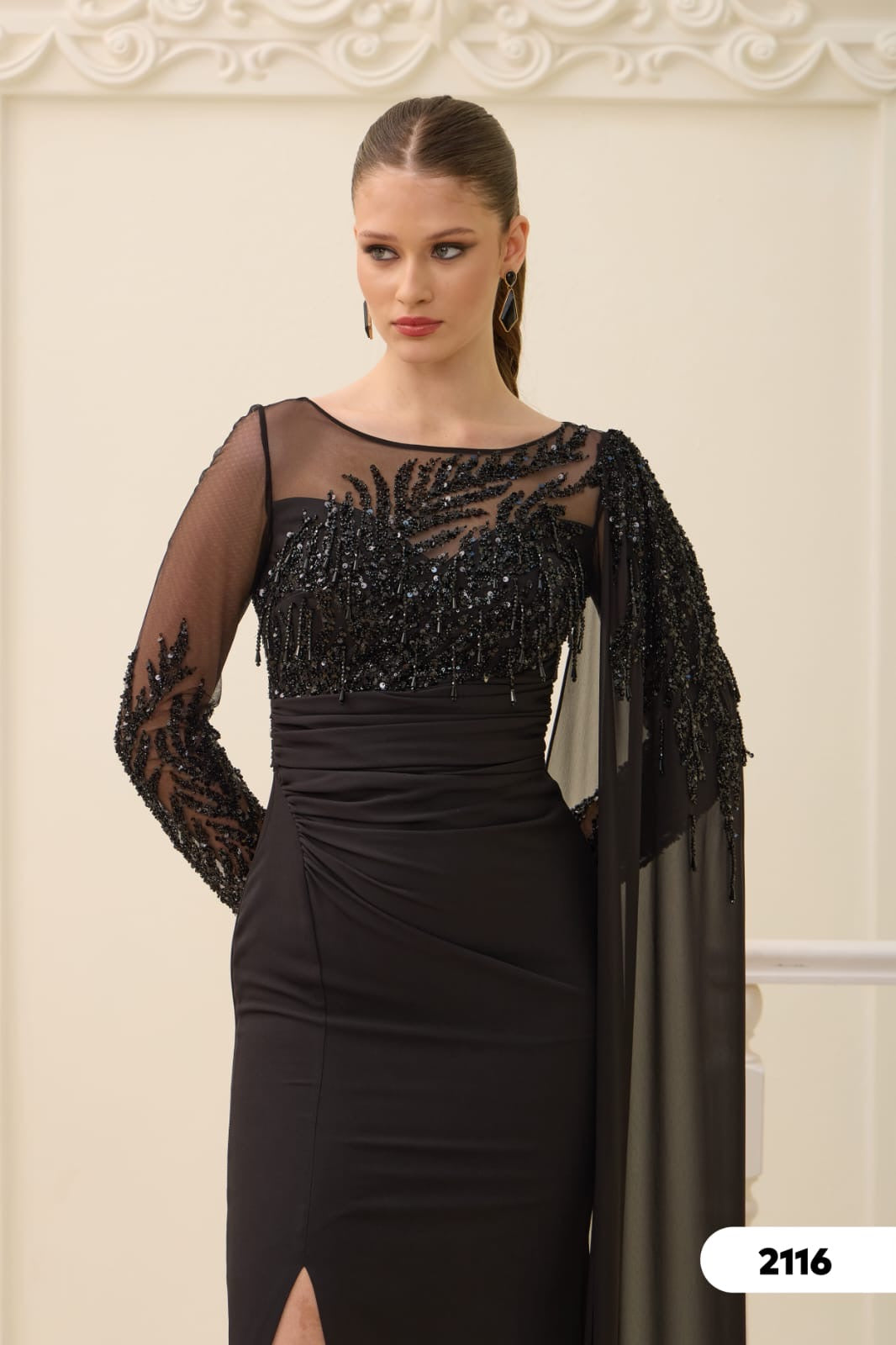 Elegantes Abendkleid mit Perlen- und Stickereibesatz / C2116