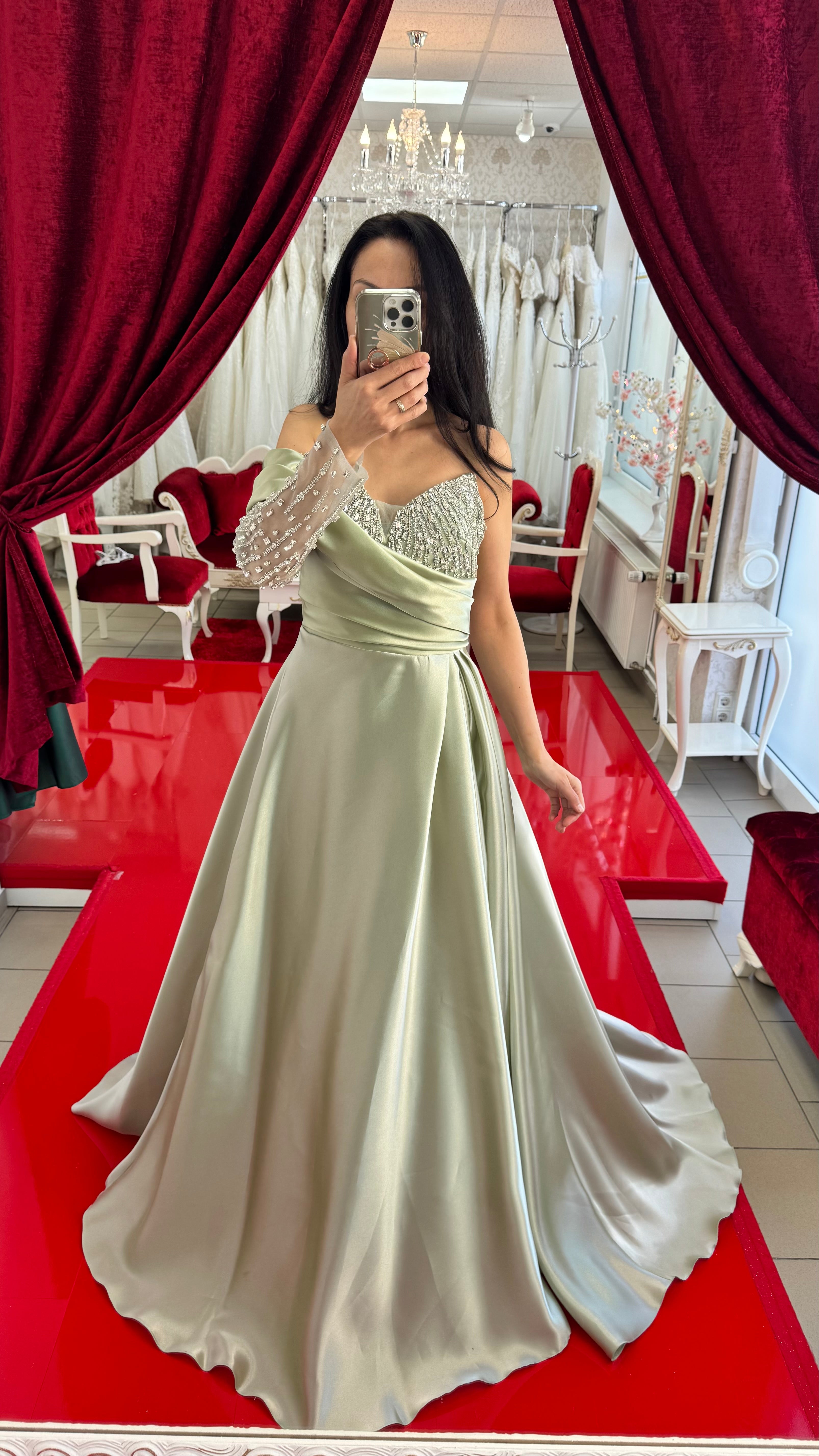 Elegantes Abendkleid mit One-Shoulder-Detail & Glanzakzenten / C4981