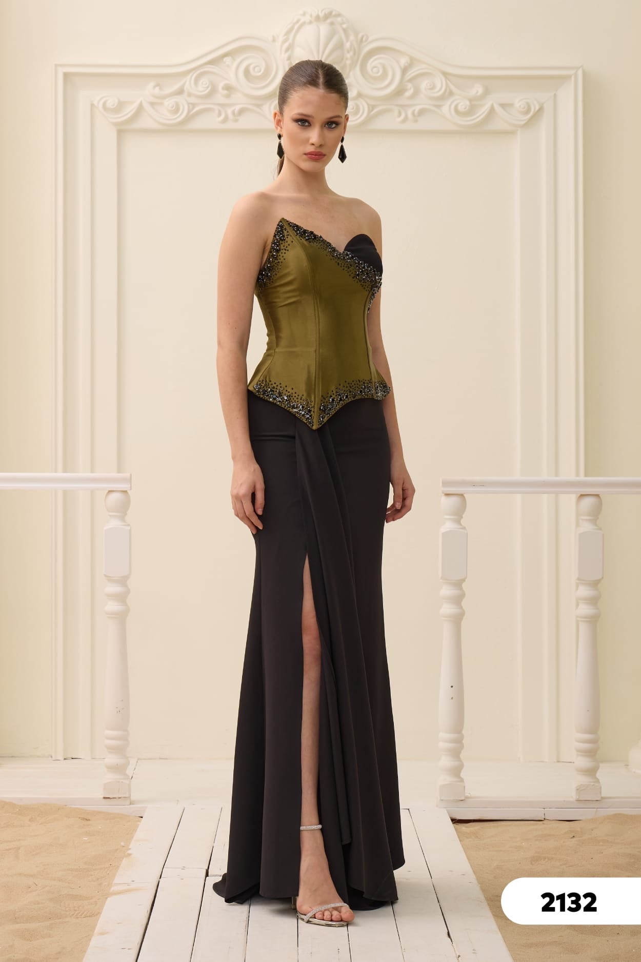 Elegantes figurbetontes Abendkleid mit Korsagen-Optik c2132