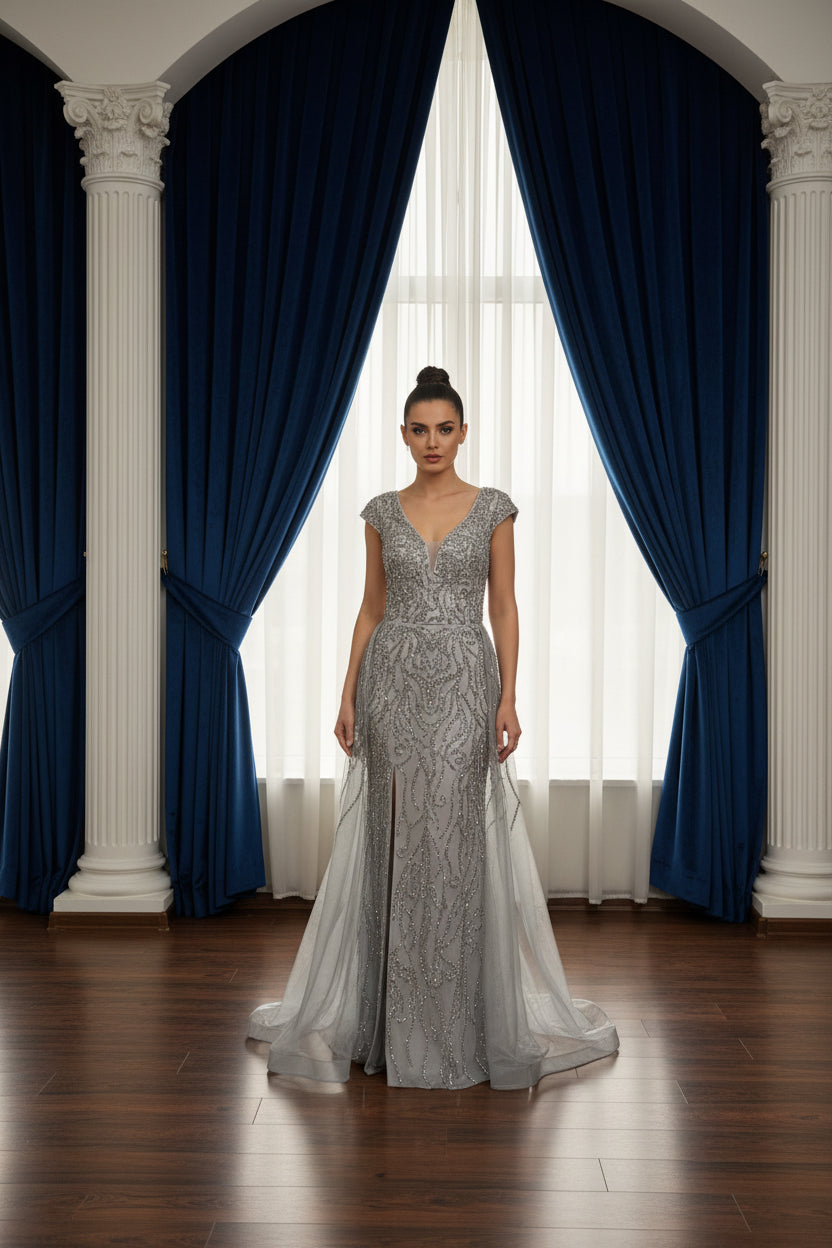 Elegantes Abendkleid mit feiner Stickerei & softem Tüllüberwurf / C4975