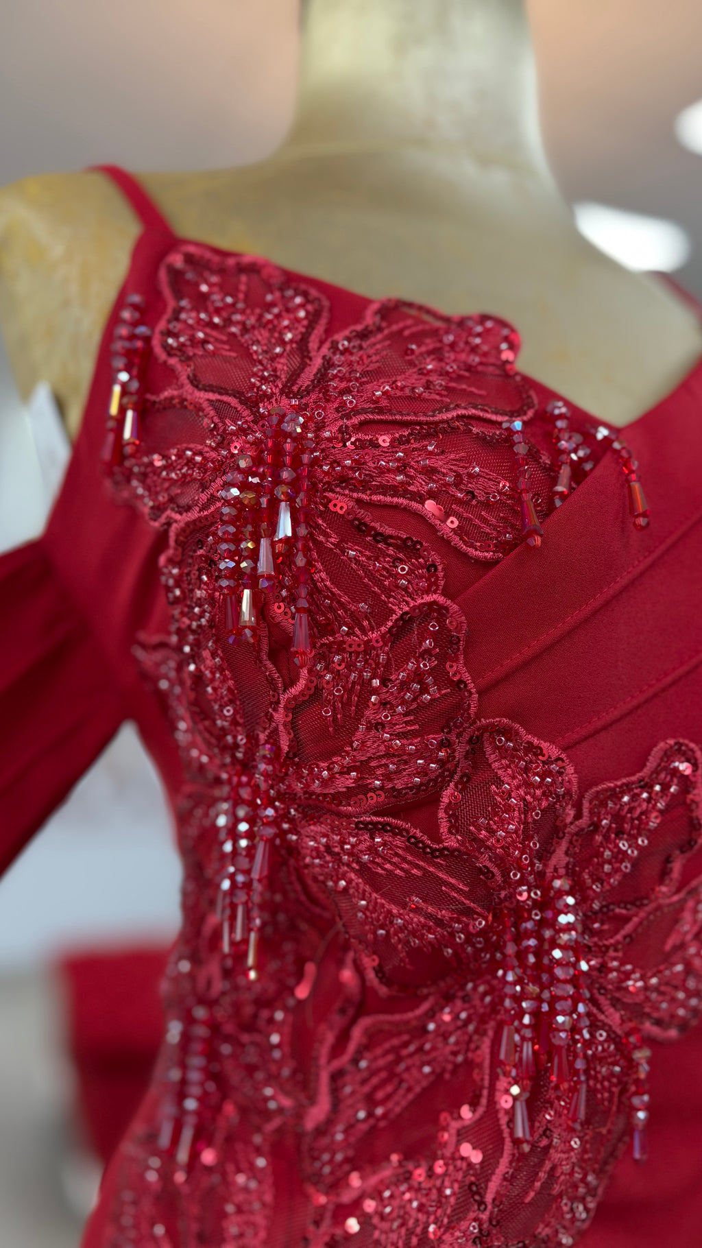Elegantes Abendkleid mit Off-Shoulder-Design & Schlitz C2111