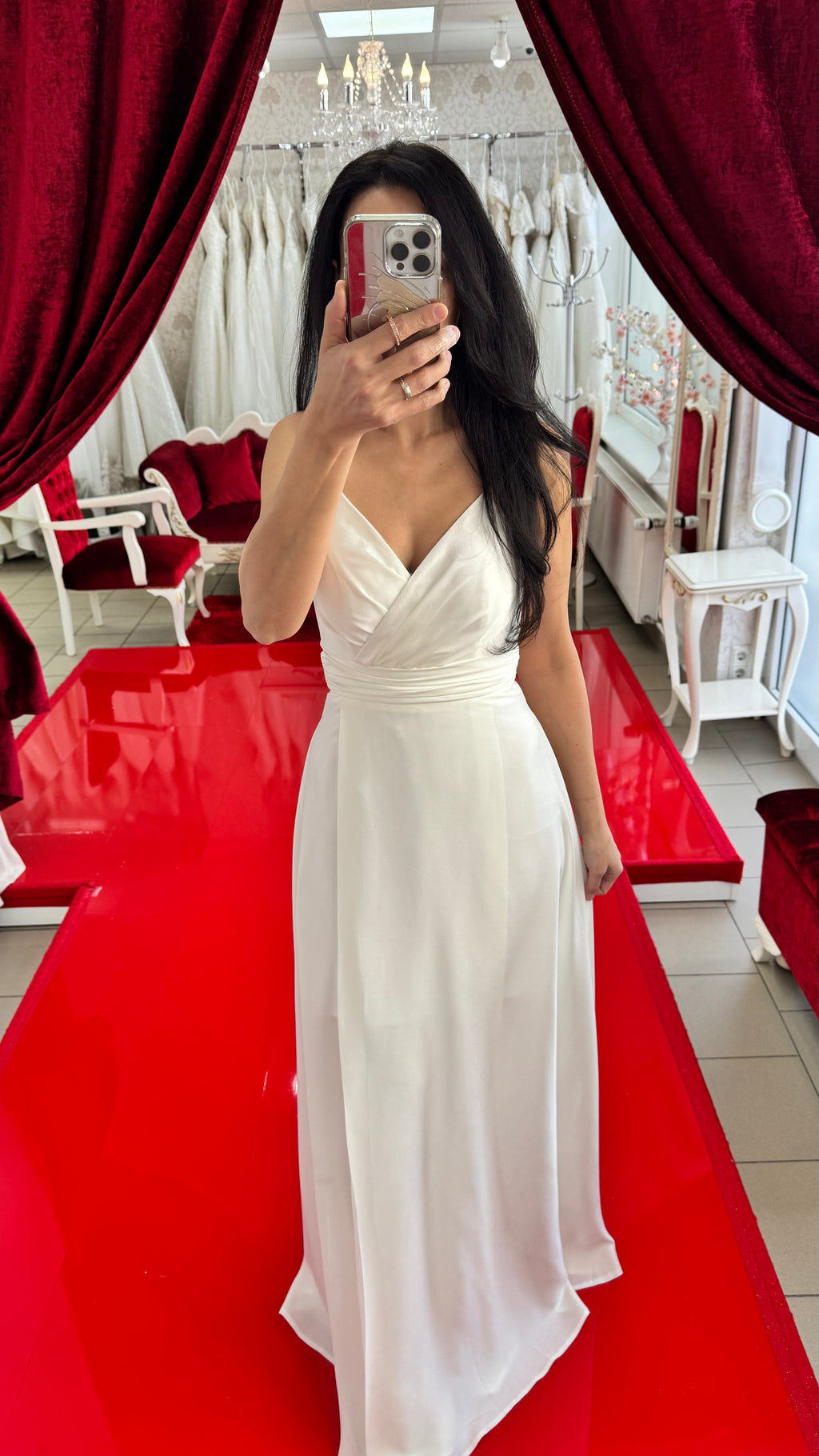 Elegantes, fließendes Abendkleid mit Spaghettiträgern