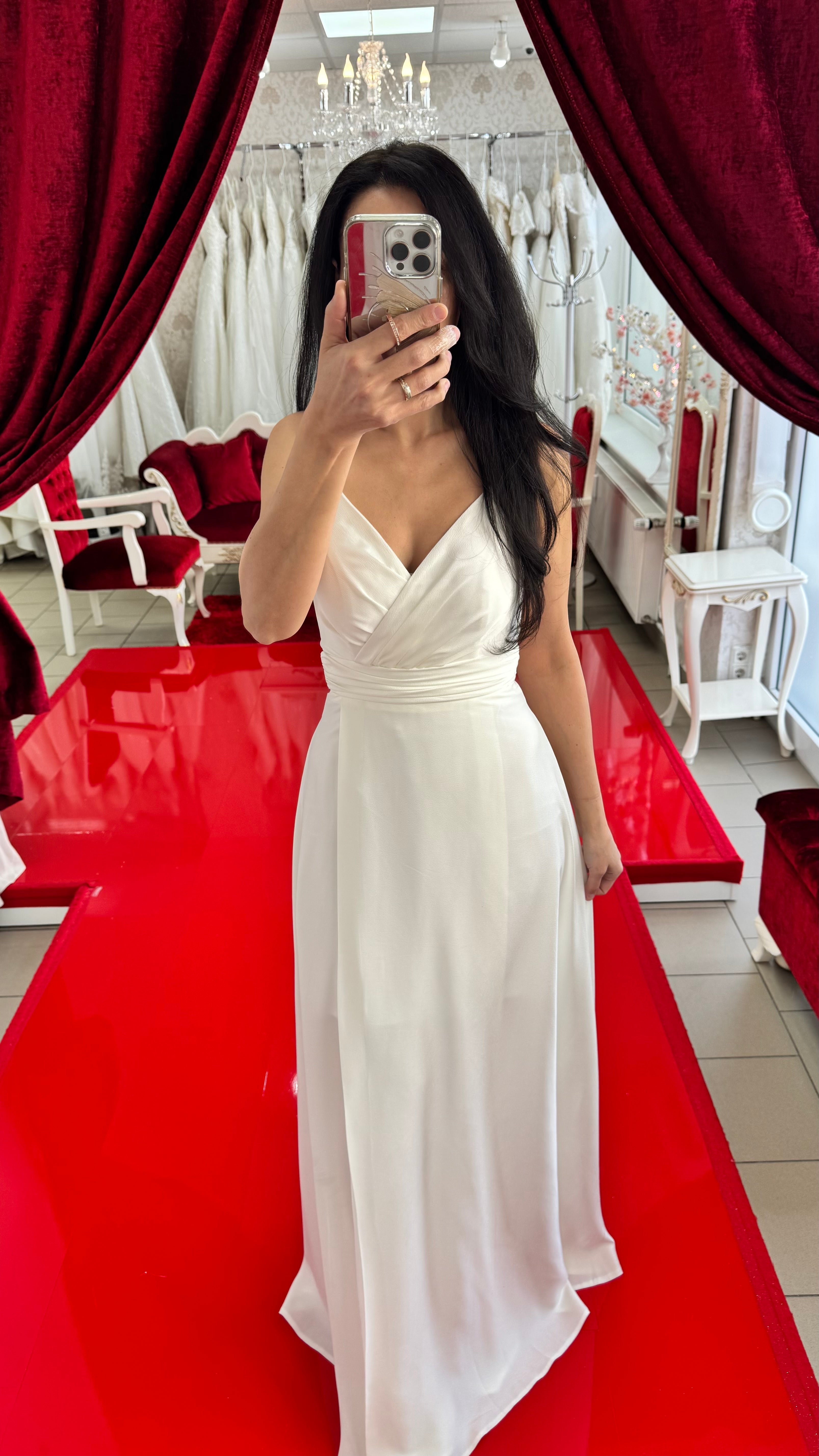 Elegantes, fließendes Abendkleid mit Spaghettiträgern