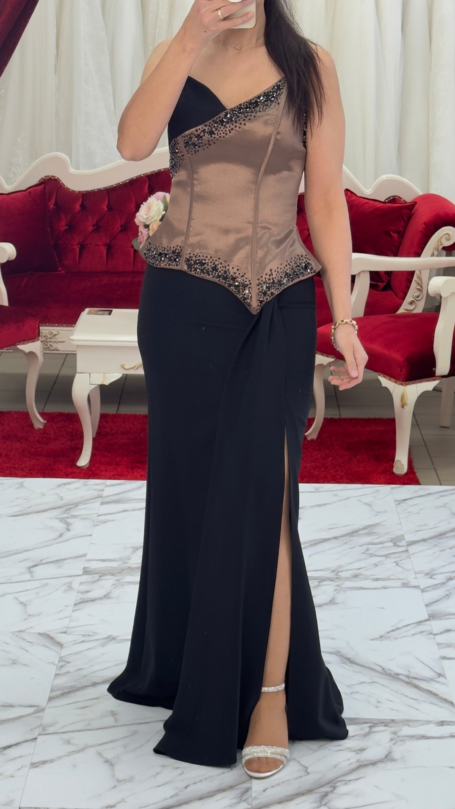 Elegantes figurbetontes Abendkleid mit Korsagen-Optik c2132