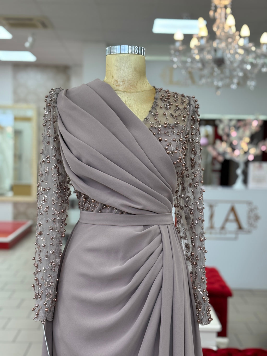 Drapiertes Kleid mit Perlenärmeln & V-Ausschnitt -R7443