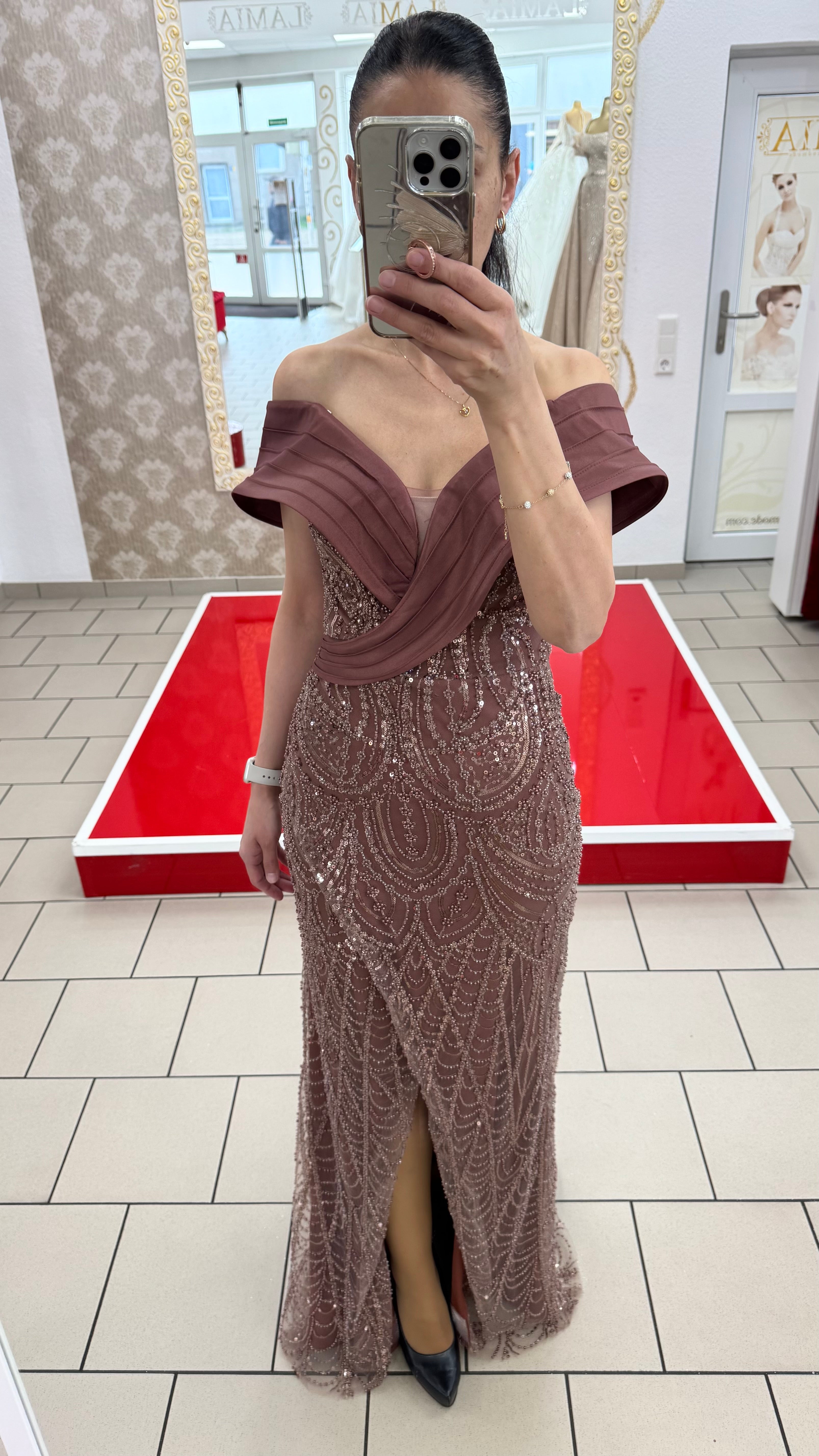 Elegantes Abendkleid mit Perlenstickerei – Modell C2130