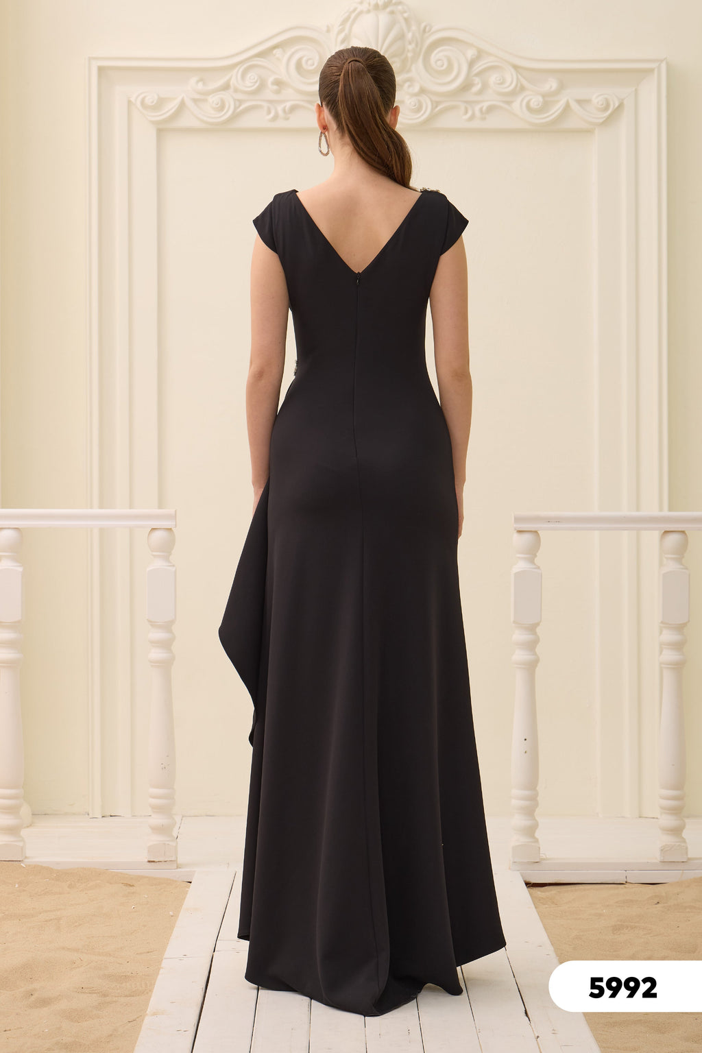 Abendkleid Elegantes Abendkleid mit Drapierung & Schmuckdetail – C5992 in Blau – Ansicht 3 | Lamia Mode