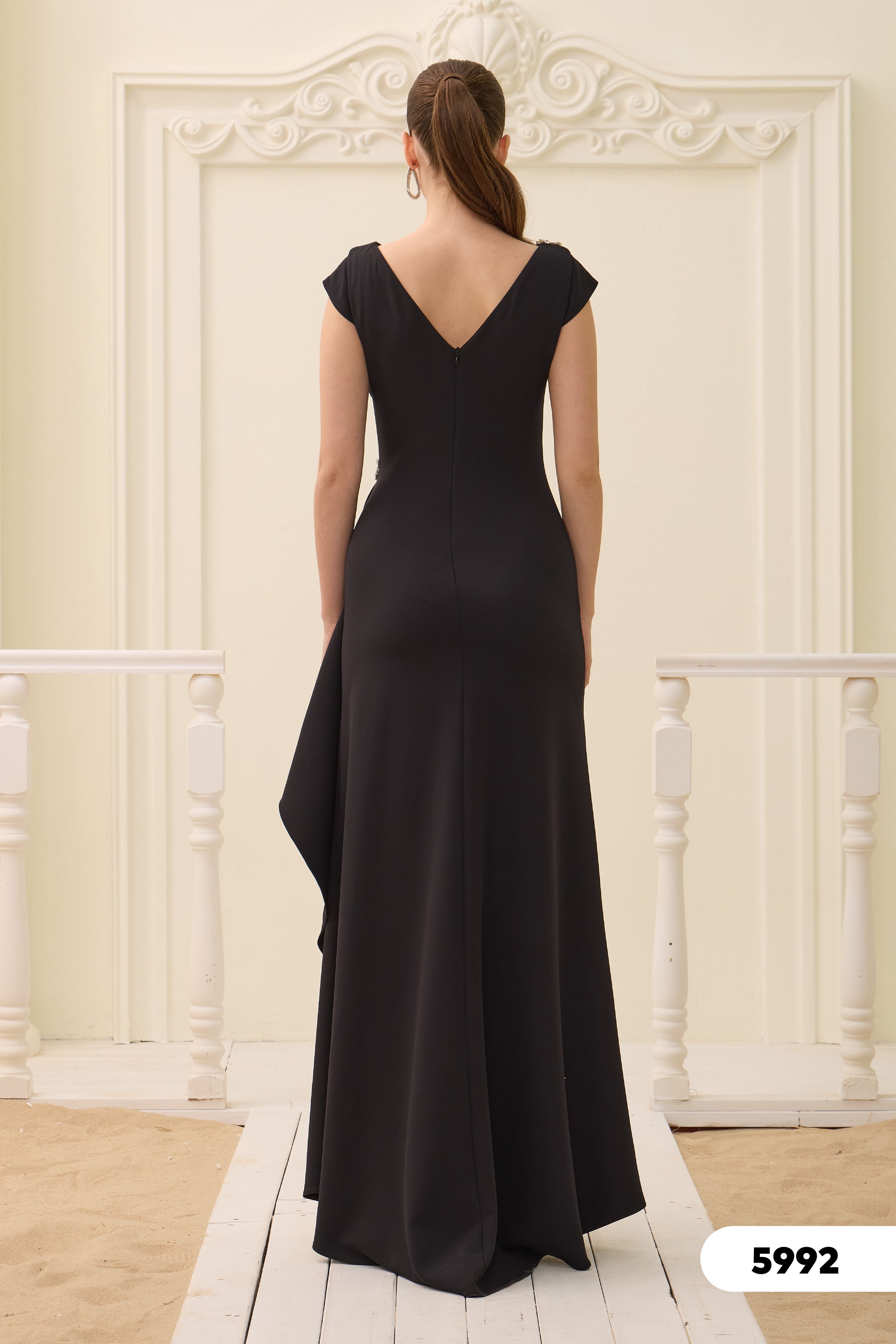 Abendkleid Elegantes Abendkleid mit Drapierung & Schmuckdetail – C5992 in Blau – Ansicht 3 | Lamia Mode