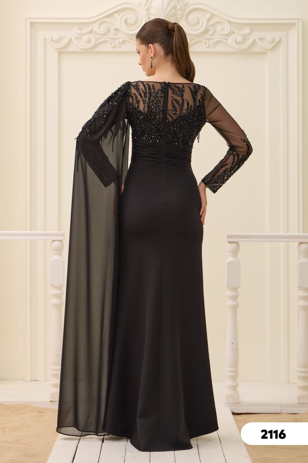 Elegantes Abendkleid mit Perlen- und Stickereibesatz / C2116