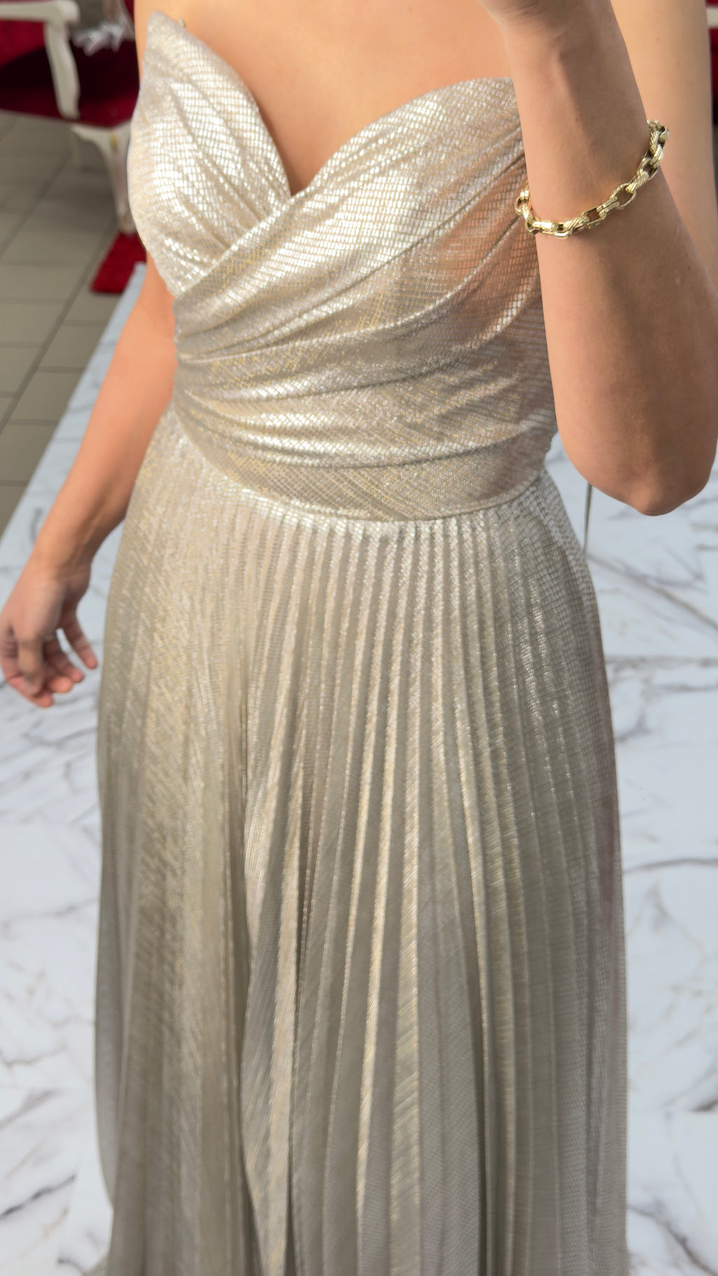 Elegantes Abendkleid mit schimmerndem Plissee-Rock C2139