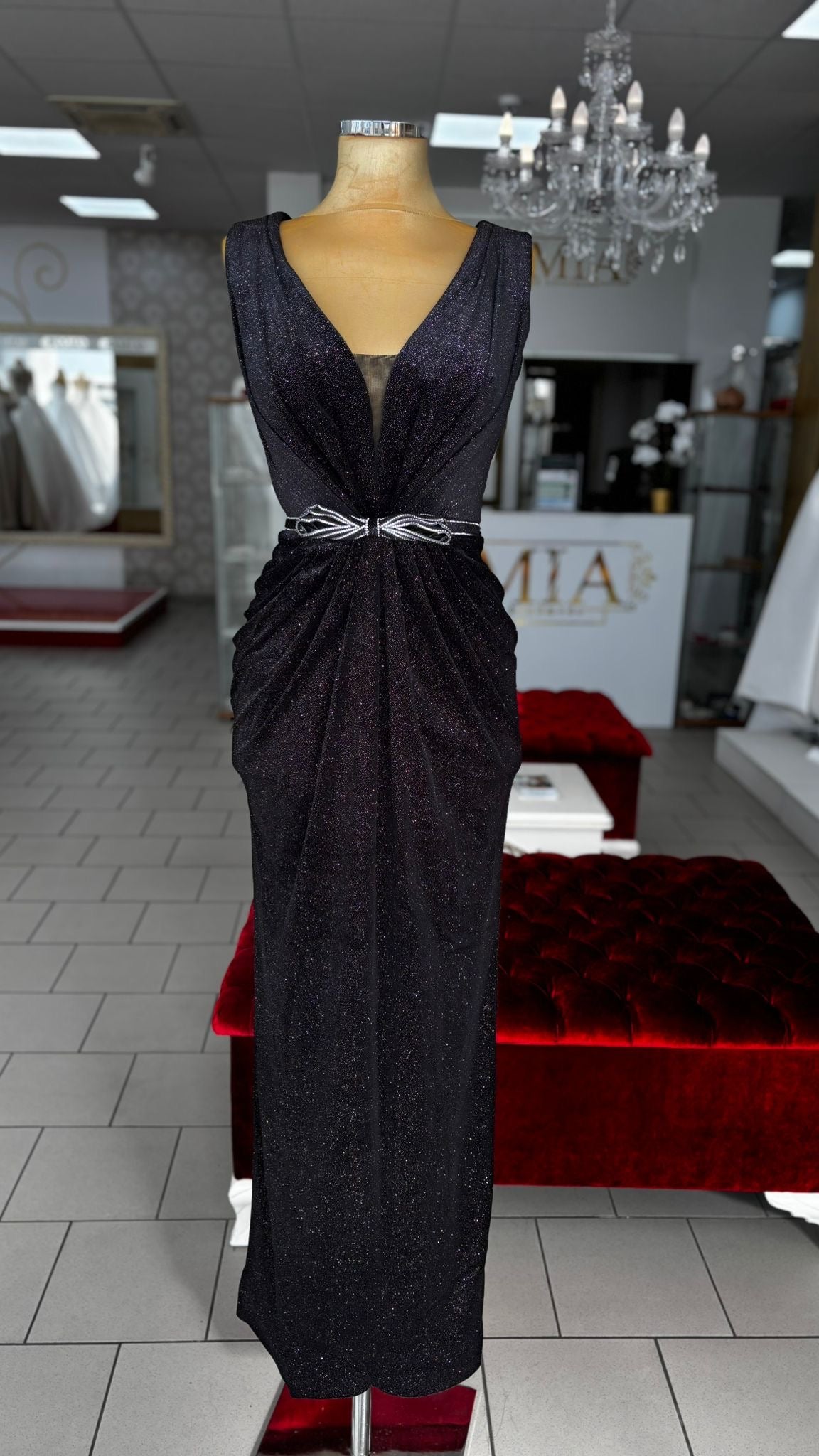 Elegantes Glanz-Abendkleid mit V-Ausschnitt / C4715