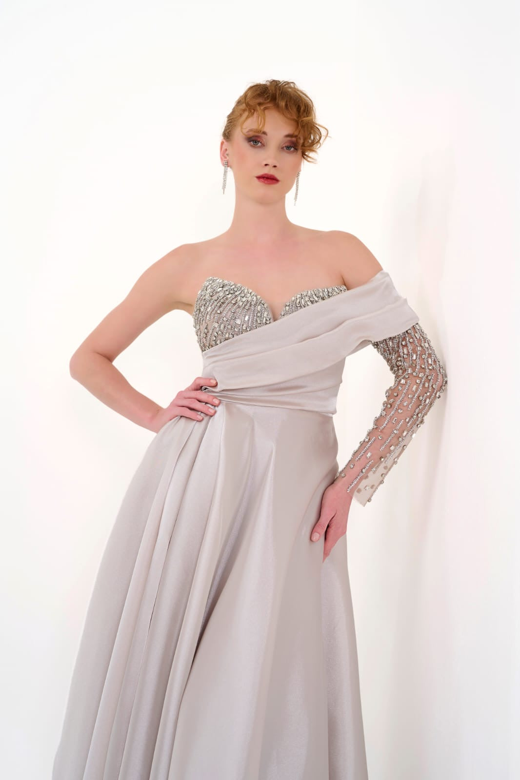 Elegantes Abendkleid mit One-Shoulder-Detail & Glanzakzenten / C4981