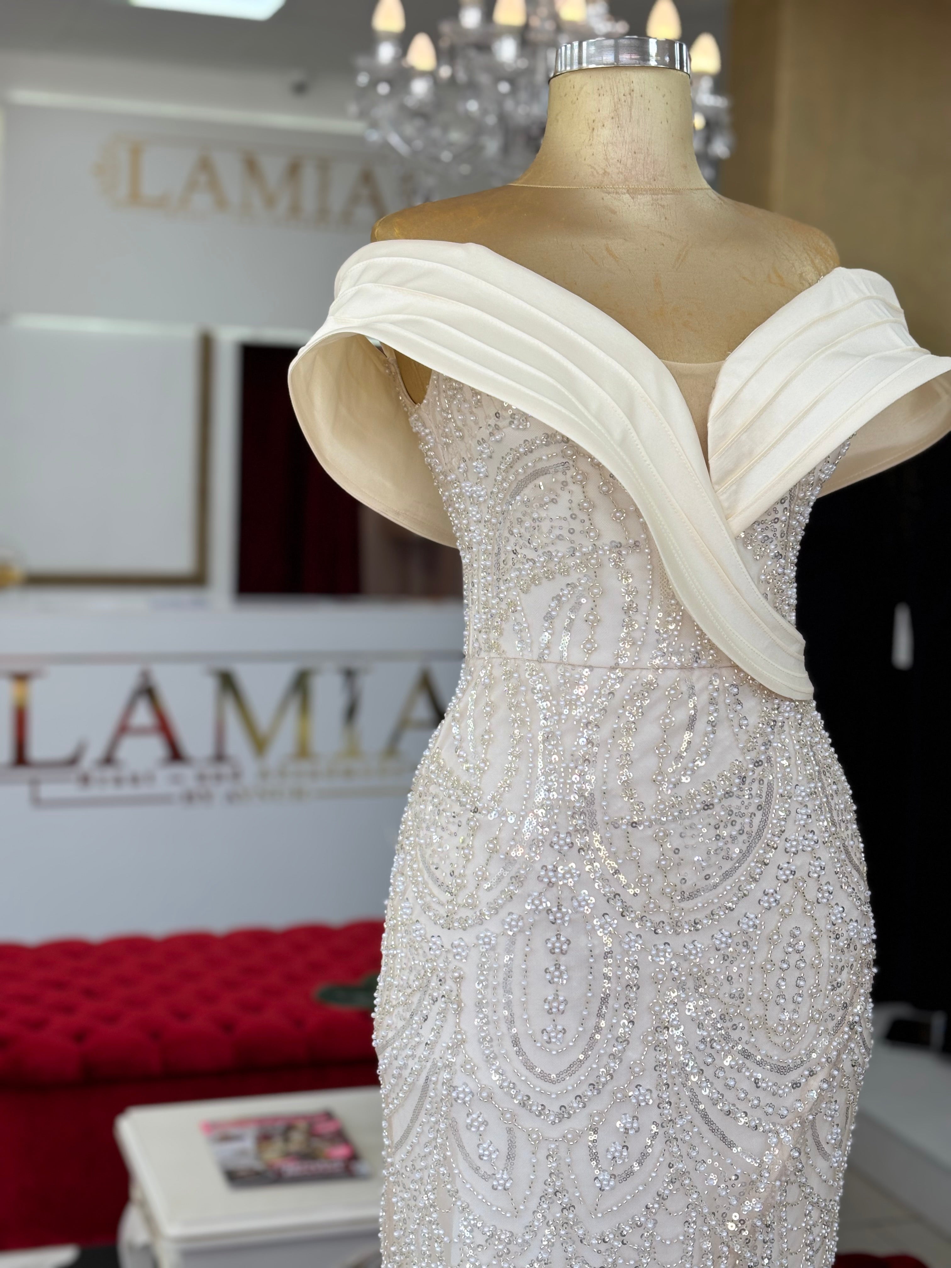 Elegantes Abendkleid mit Perlenstickerei – Modell C2130