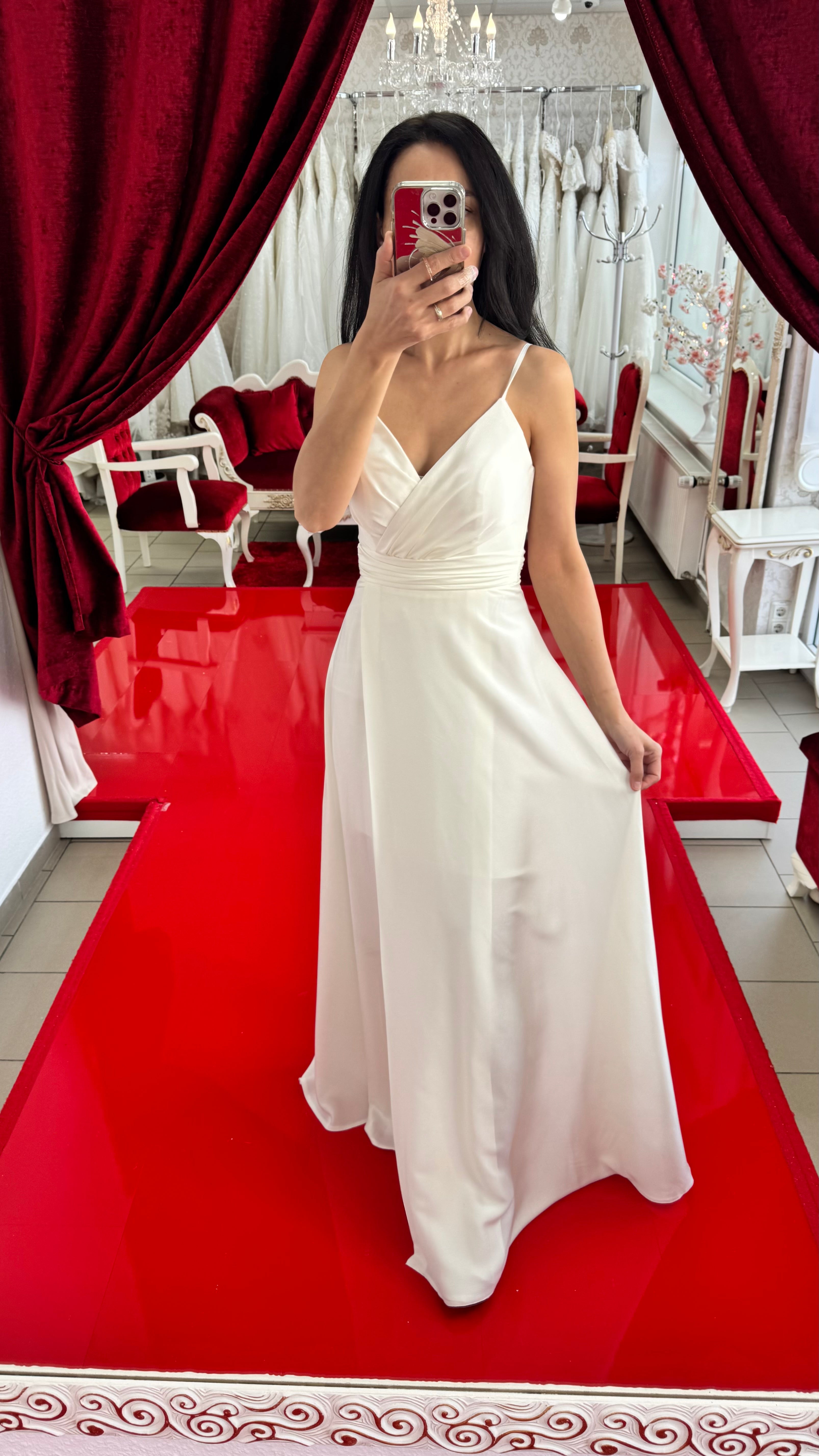 Elegantes, fließendes Abendkleid mit Spaghettiträgern