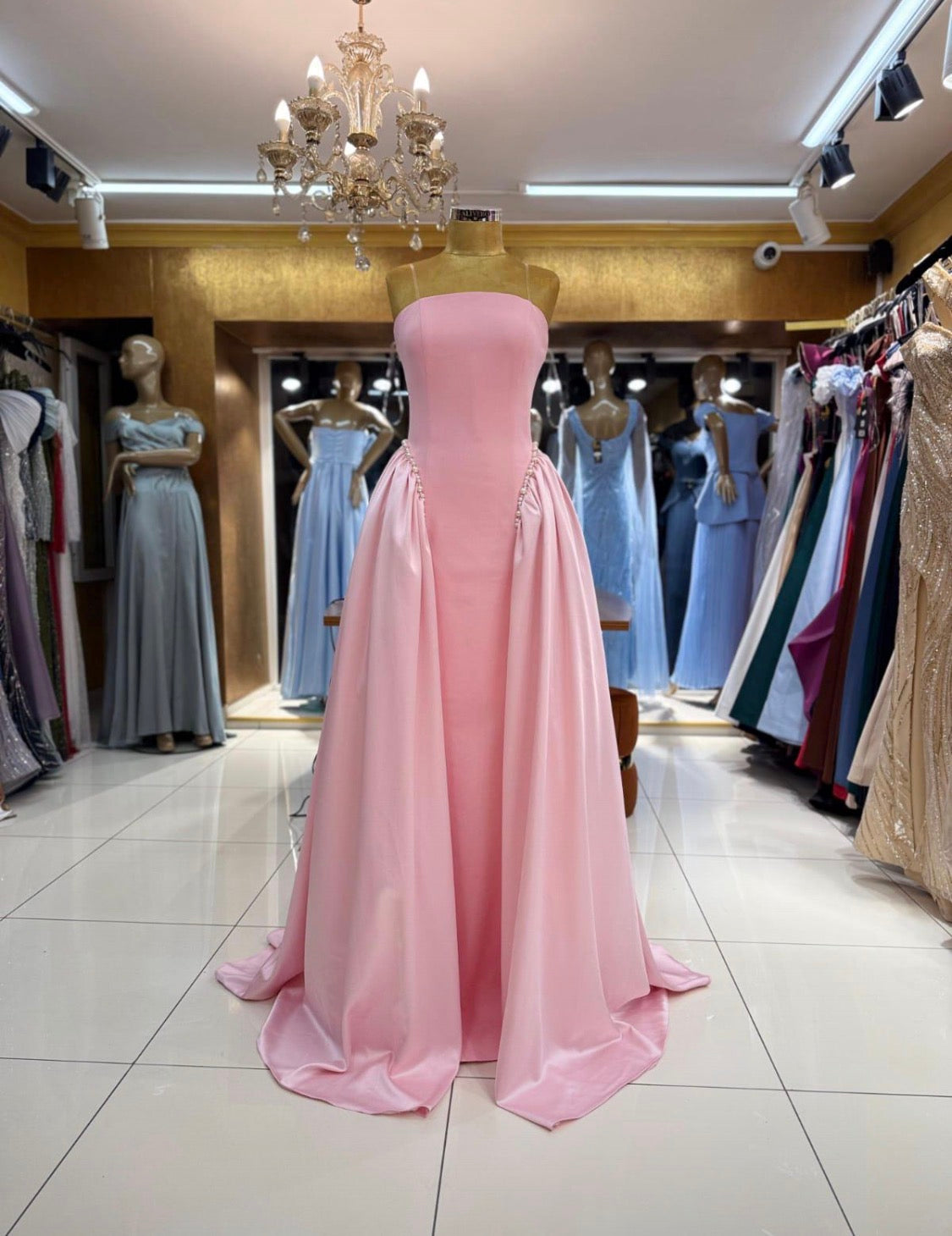 Ballkleid mit Satin-Schlepp