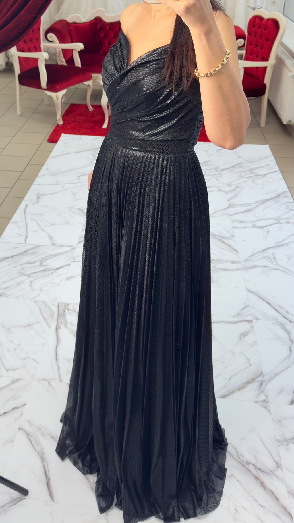 Elegantes Abendkleid mit schimmerndem Plissee-Rock C2139