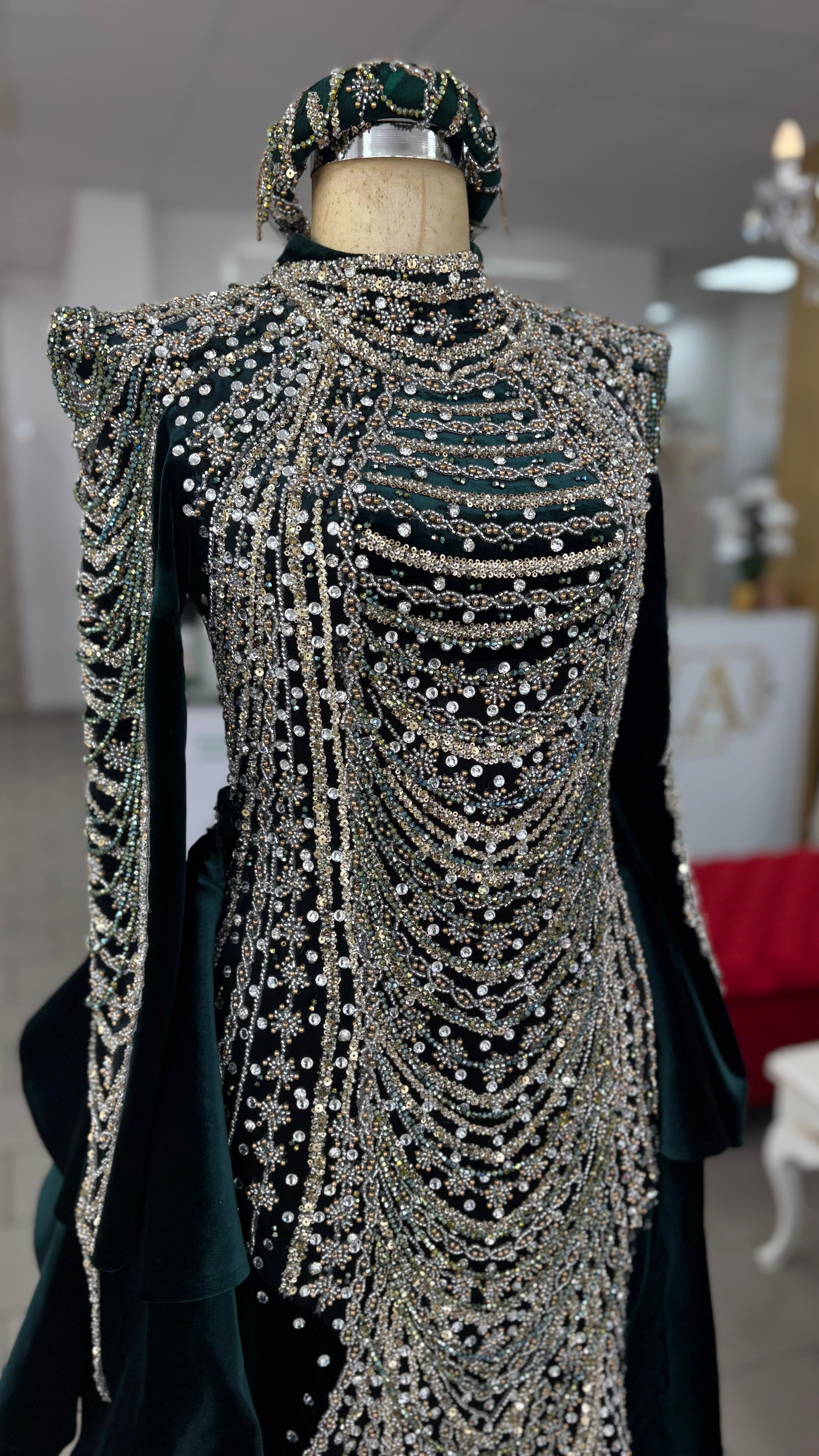 Kaftan „Hürrem“ – Luxus Bindallı in Smaragdgrün mit Kristallbesatz