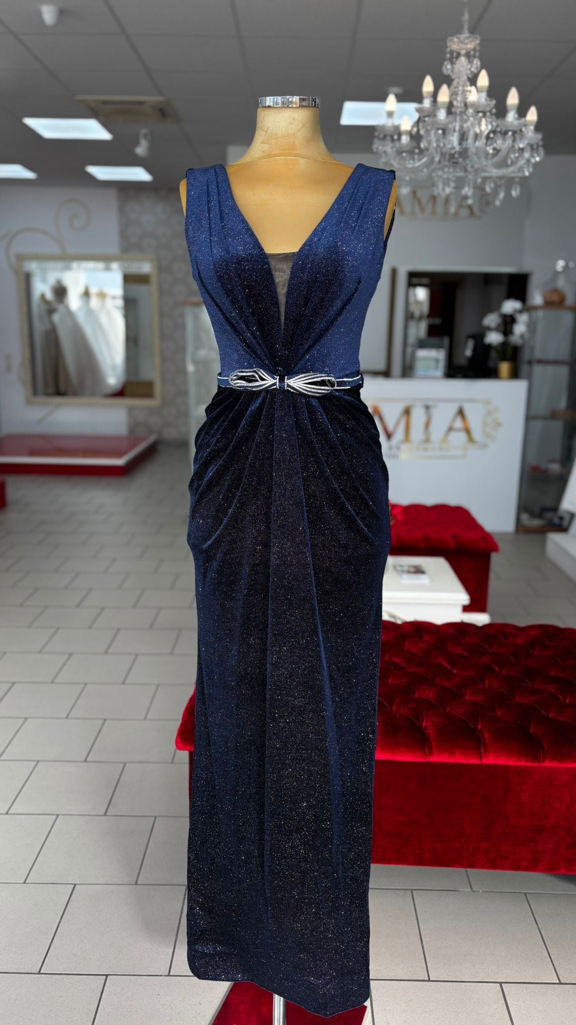 Elegantes Glanz-Abendkleid mit V-Ausschnitt / C4715