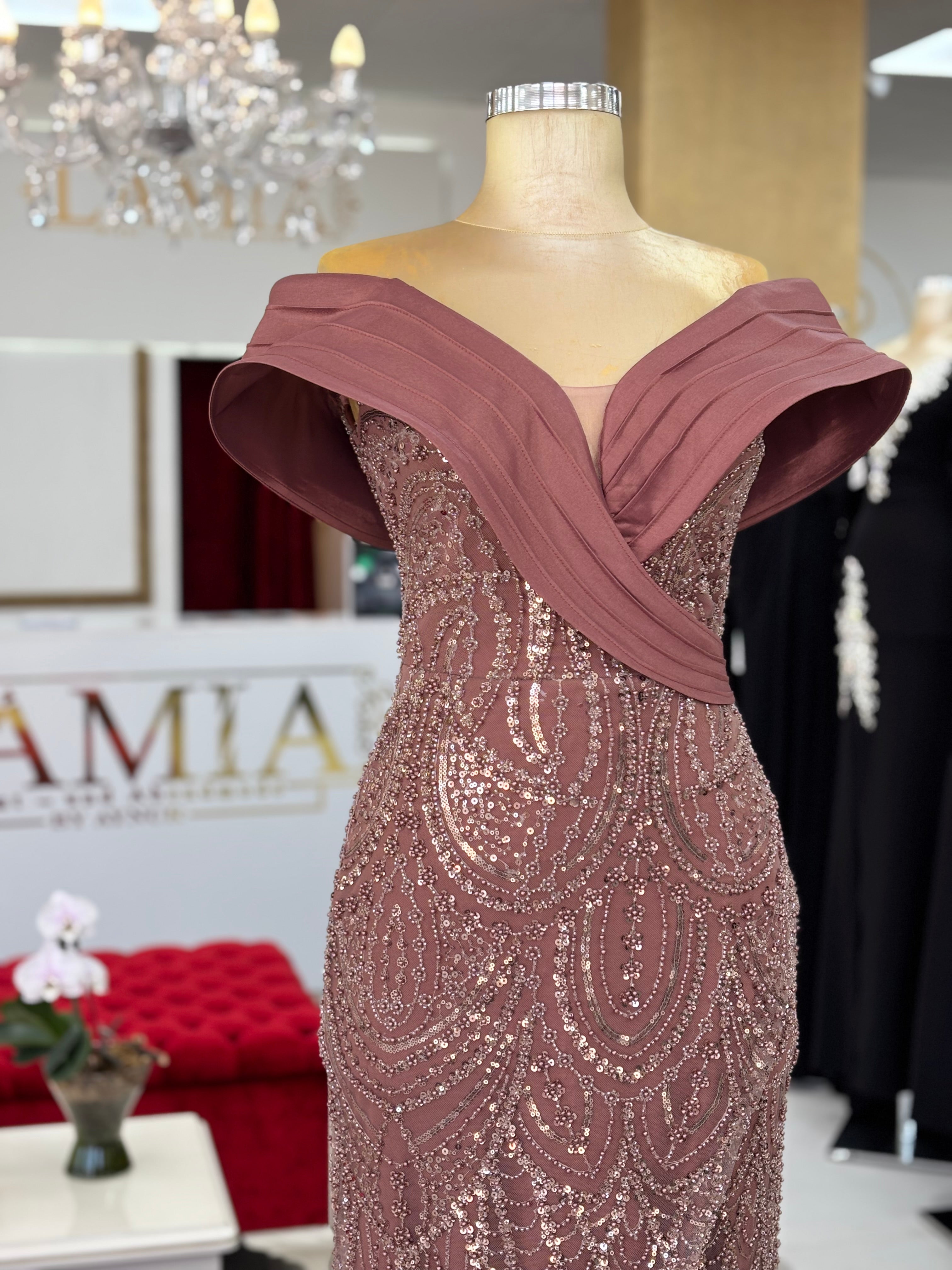 Elegantes Abendkleid mit Perlenstickerei – Modell C2130