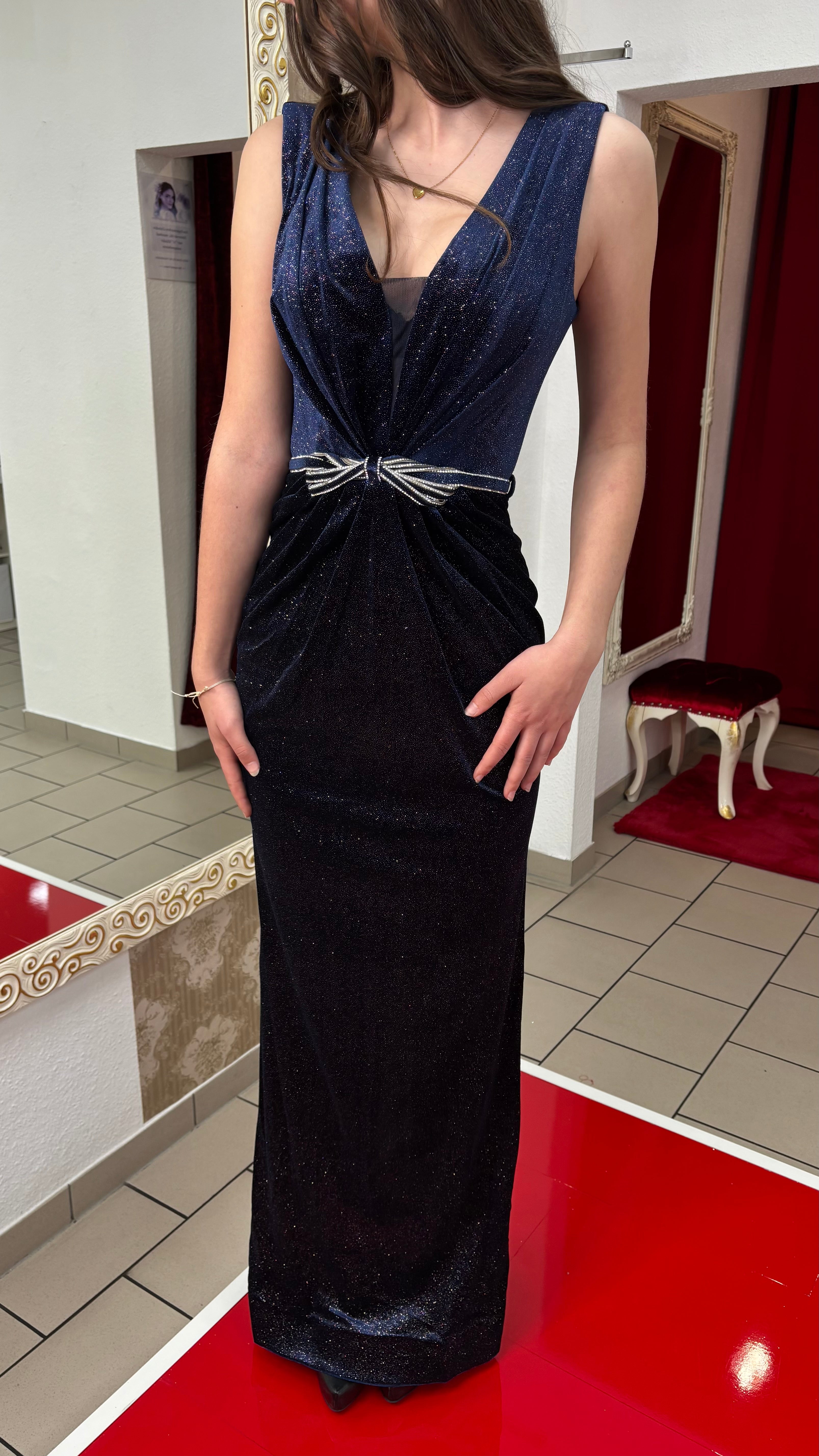 Elegantes Glanz-Abendkleid mit V-Ausschnitt / C4715
