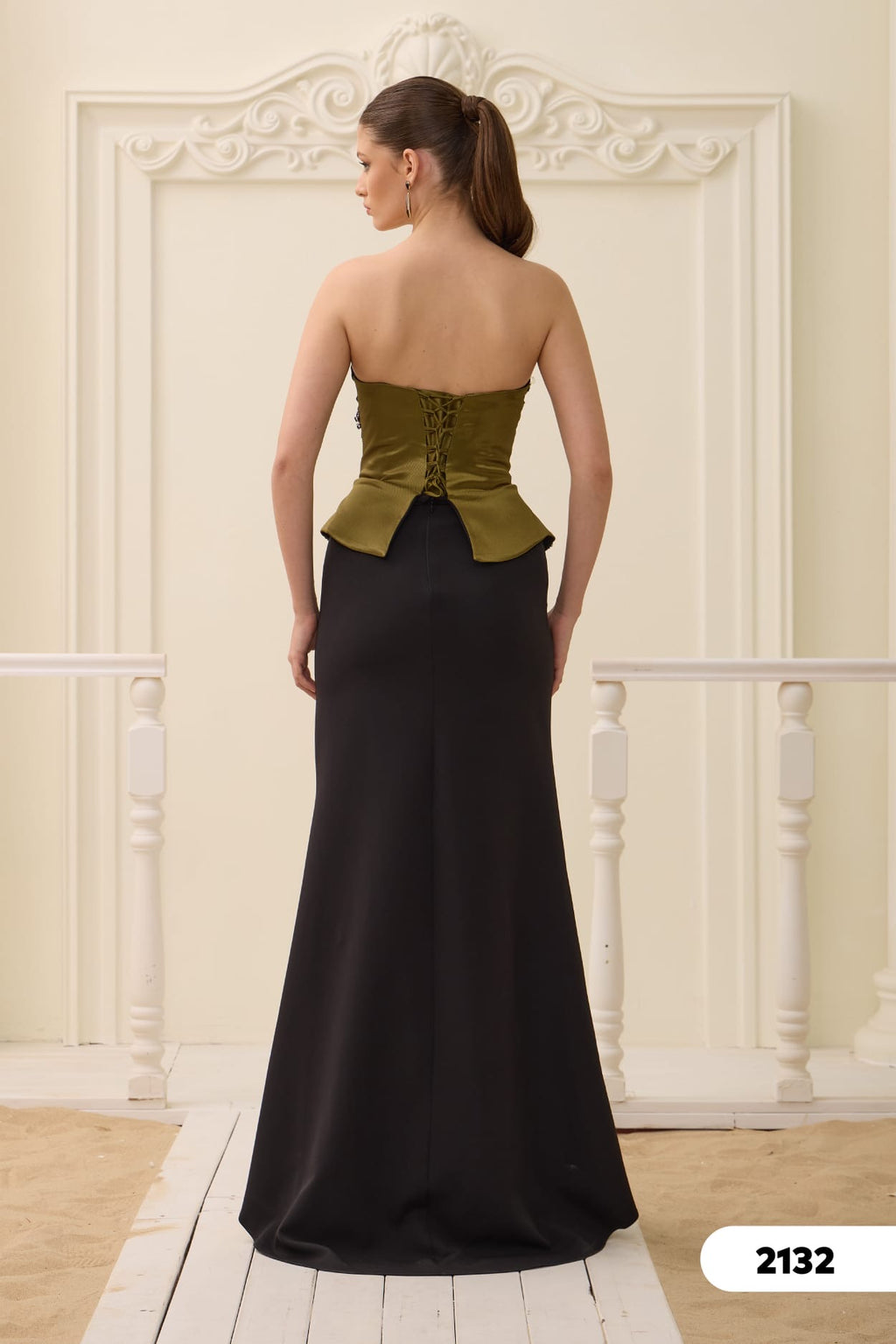 Elegantes figurbetontes Abendkleid mit Korsagen-Optik c2132