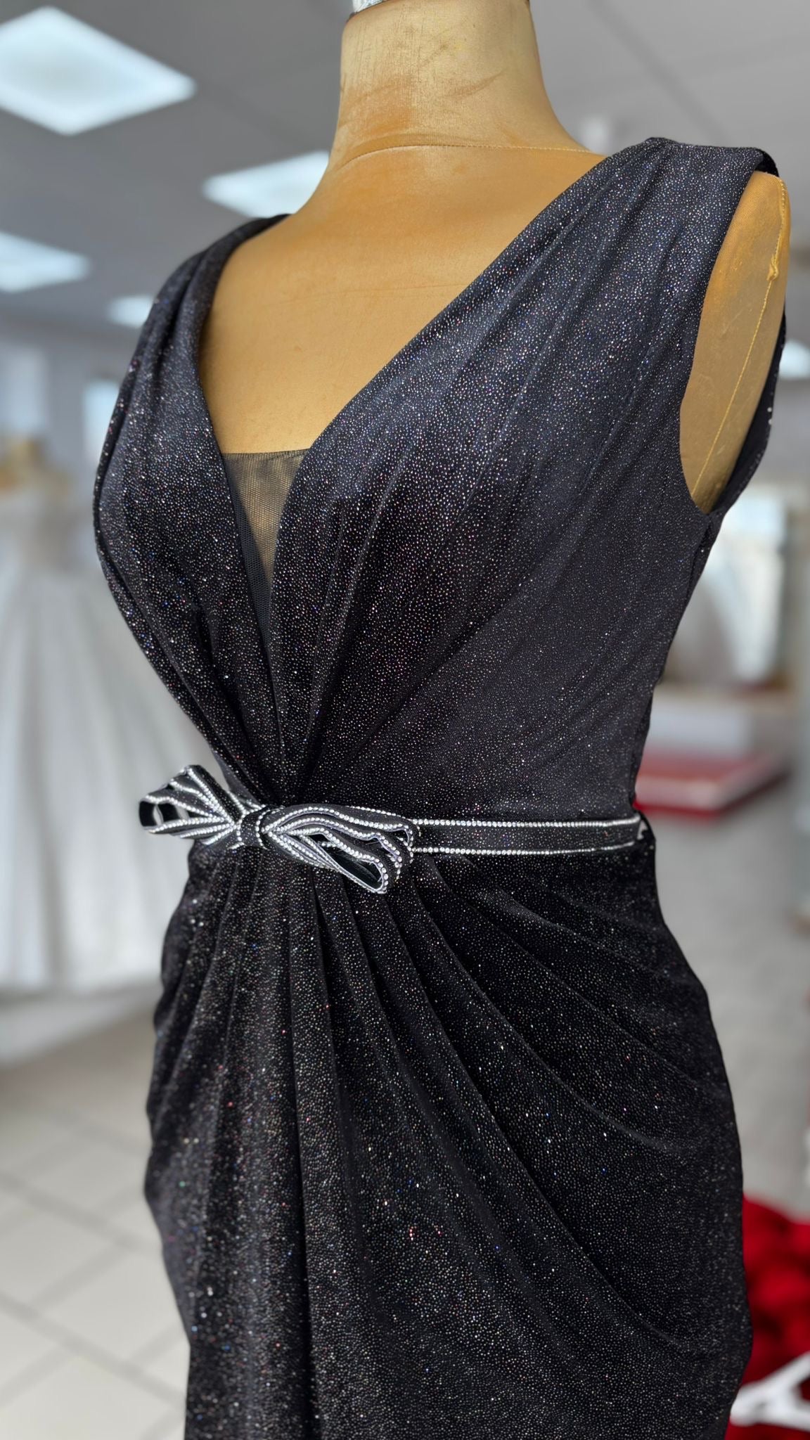 Elegantes Glanz-Abendkleid mit V-Ausschnitt / C4715