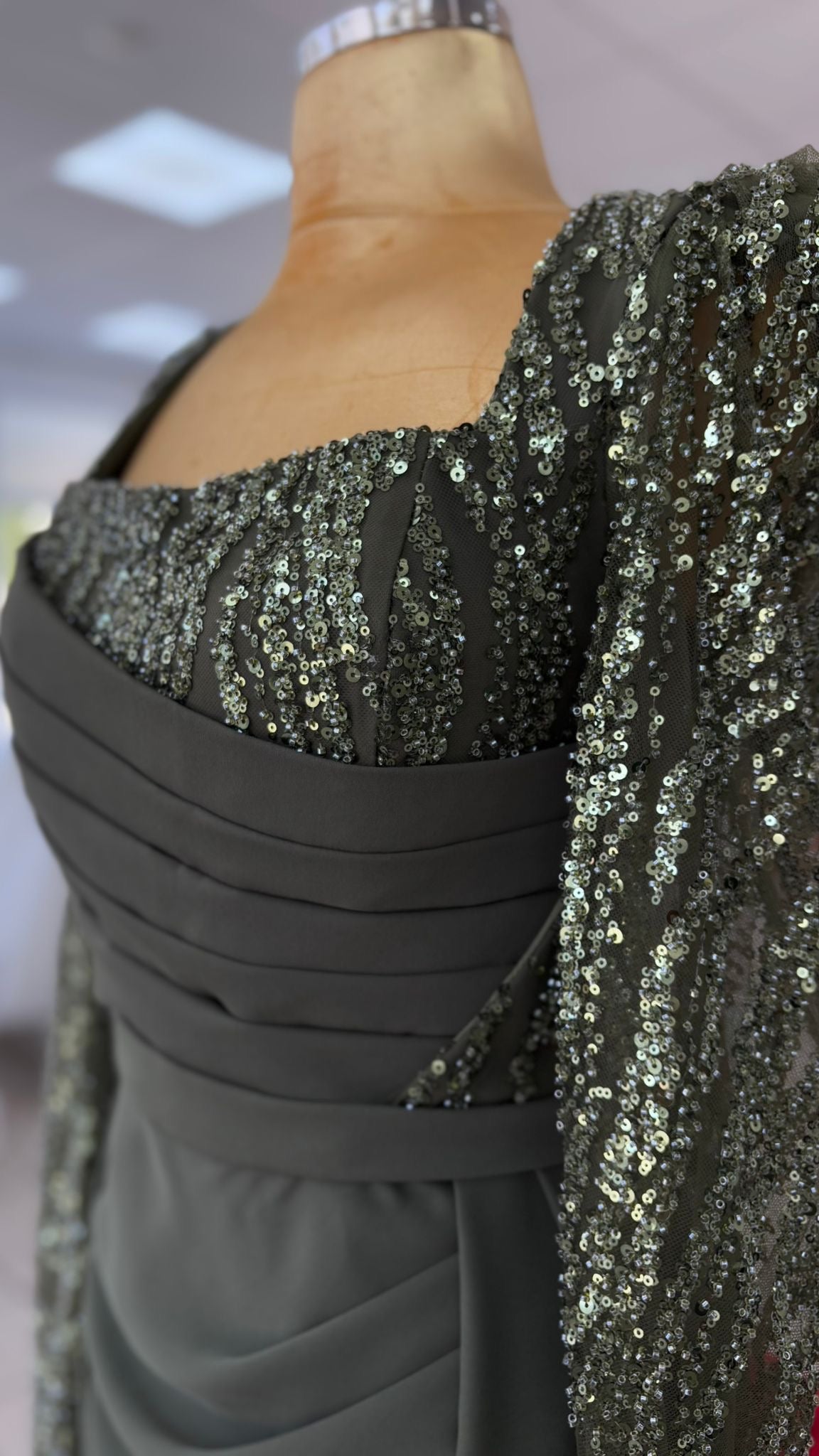 Abendkleid mit Paillettenärmeln & Drapierung – Modell G8520