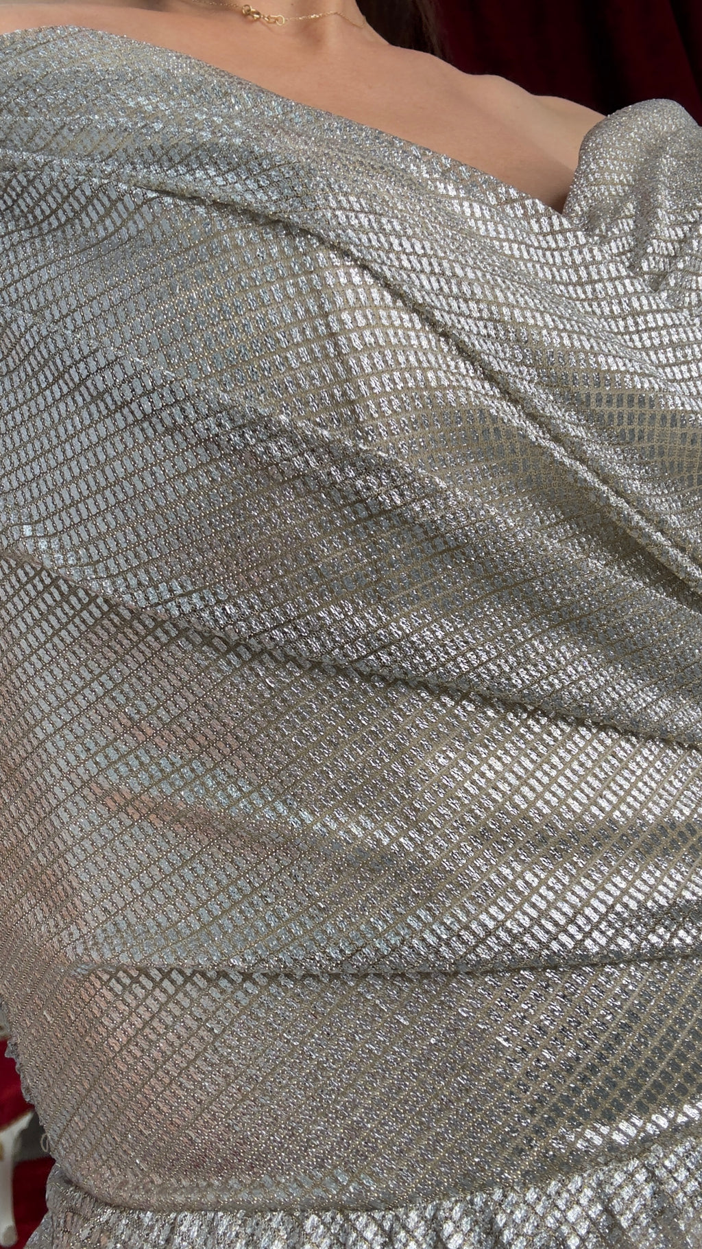 Elegantes Abendkleid mit schimmerndem Plissee-Rock C2139