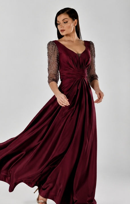 Elegantes Abendkleid mit Drapierung & Perlenärmeln / C5833