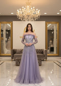 Elegantes Abendkleid mit Perlenbesatz & Federdetail / C4918