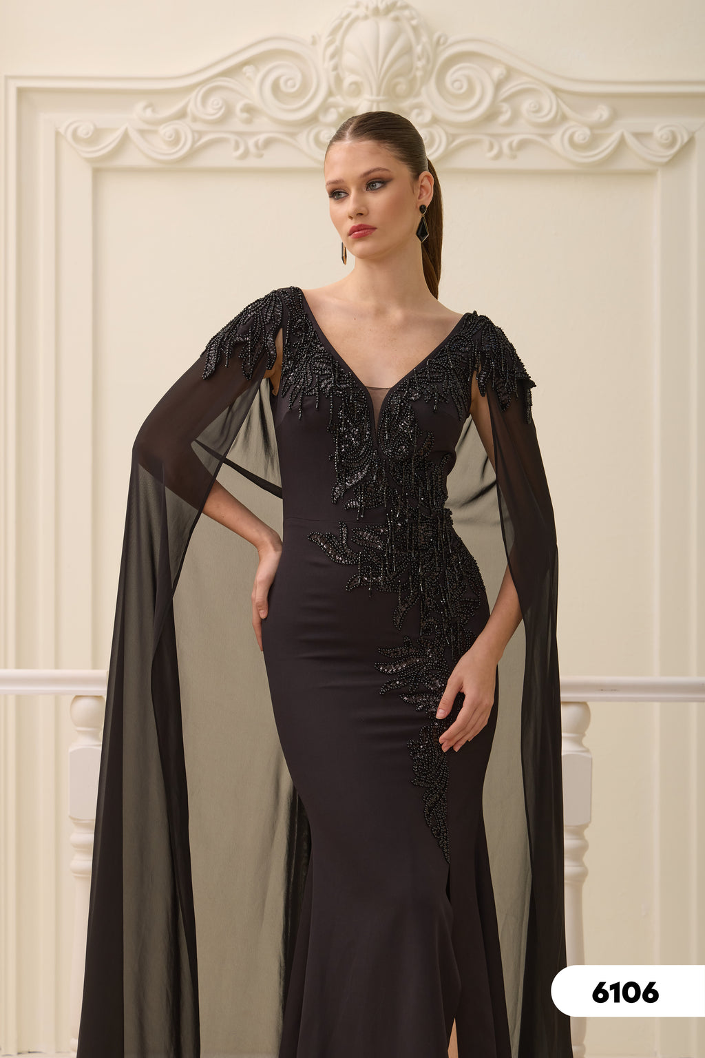 Elegantes Abendkleid mit Stickereien & Chiffon-Cape
/ C6106