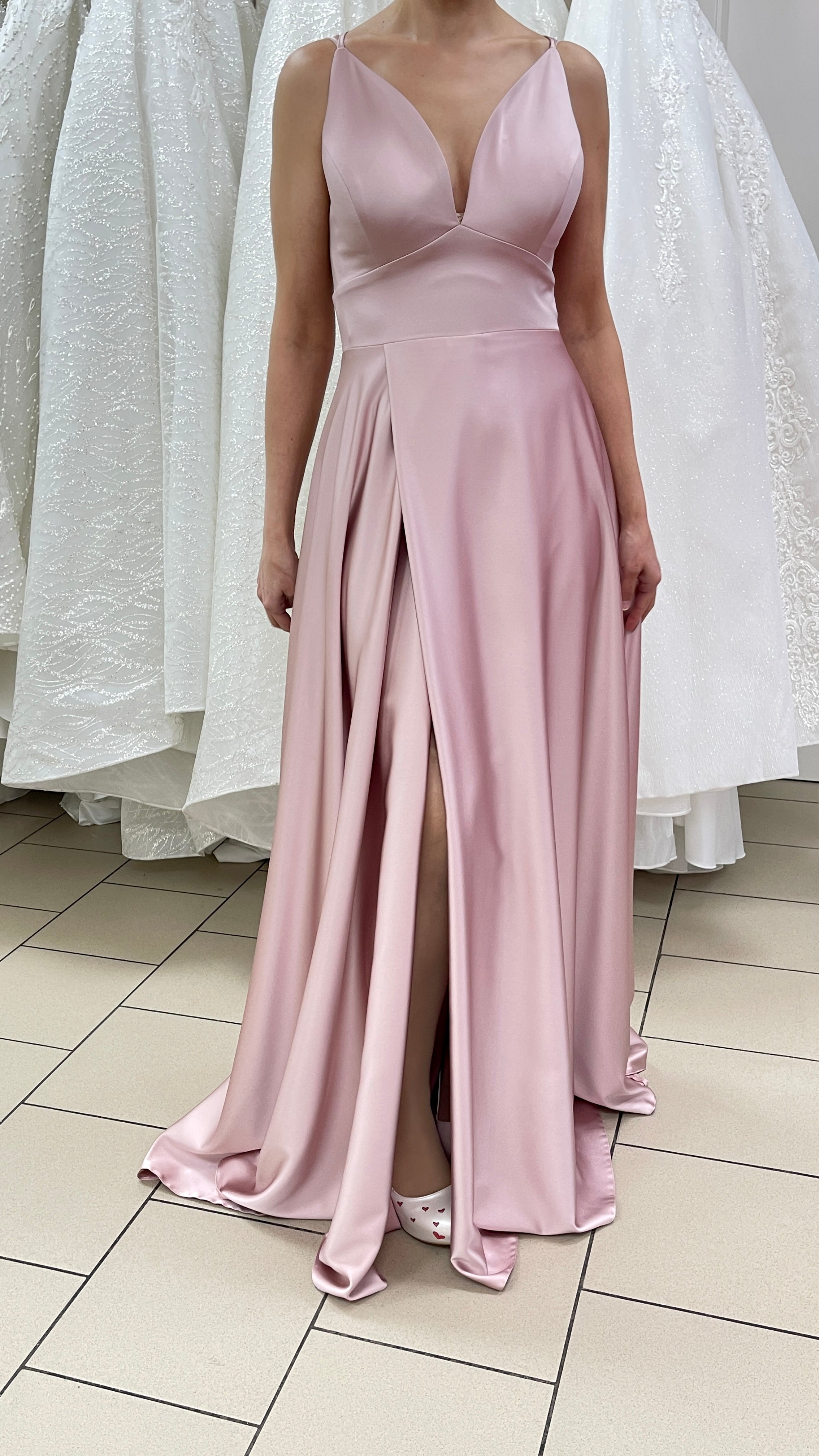 Abendkleid FK3335 – Satin und Spitze in Puder – Ansicht 1 | Lamia Mode