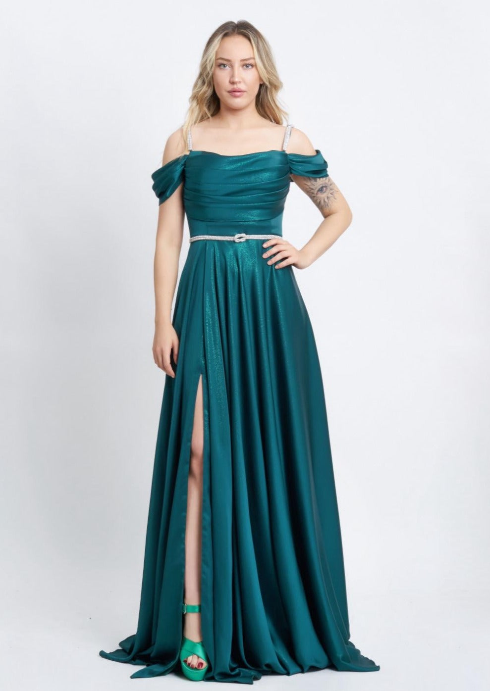 Elegantes Abendkleid mit Drapierung und Schlitz / M175