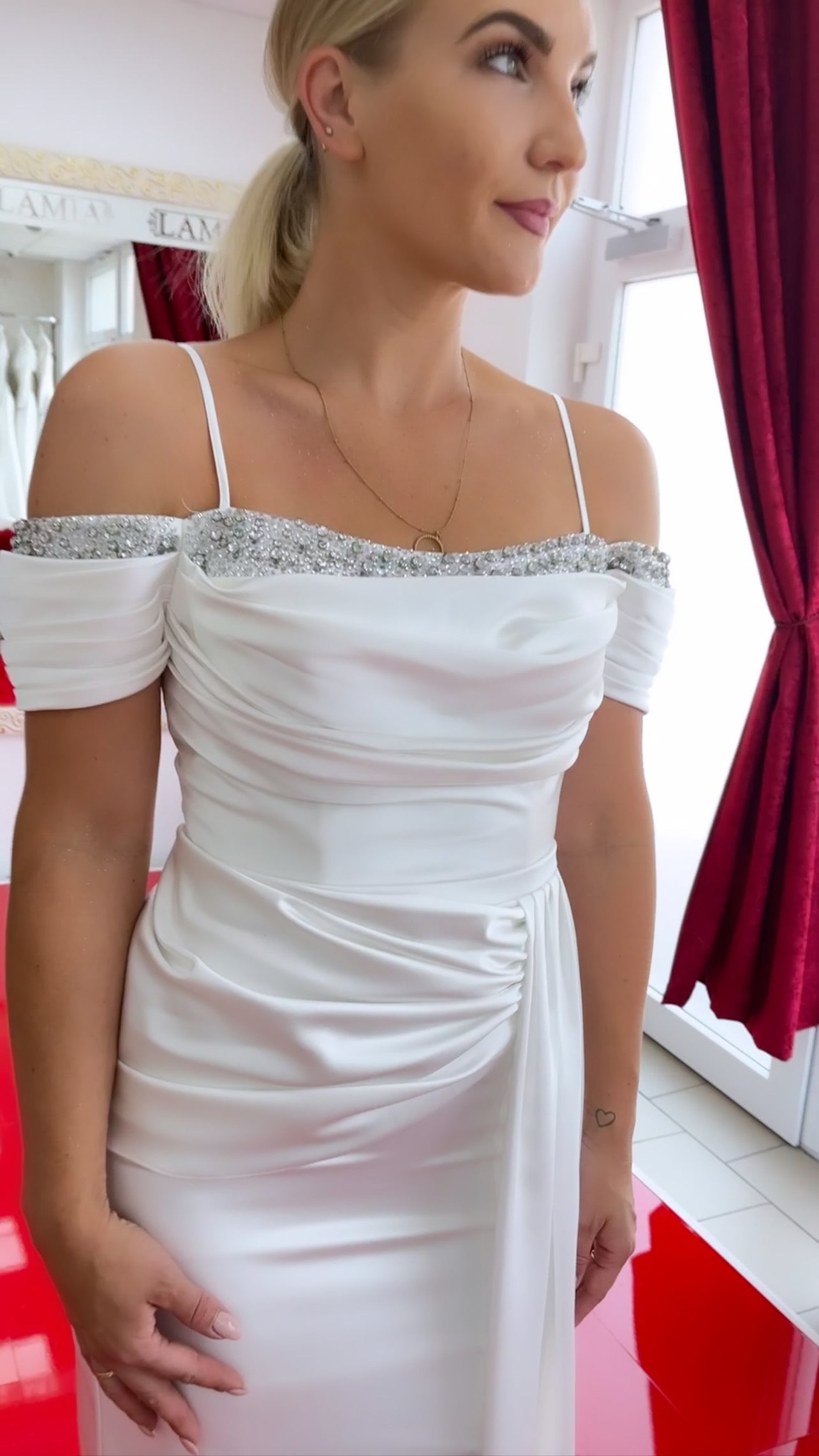 Standesamtkleid C4827 – Satin und figurbetonte Passform in Elfenbein – Ansicht 2 | Lamia Mode