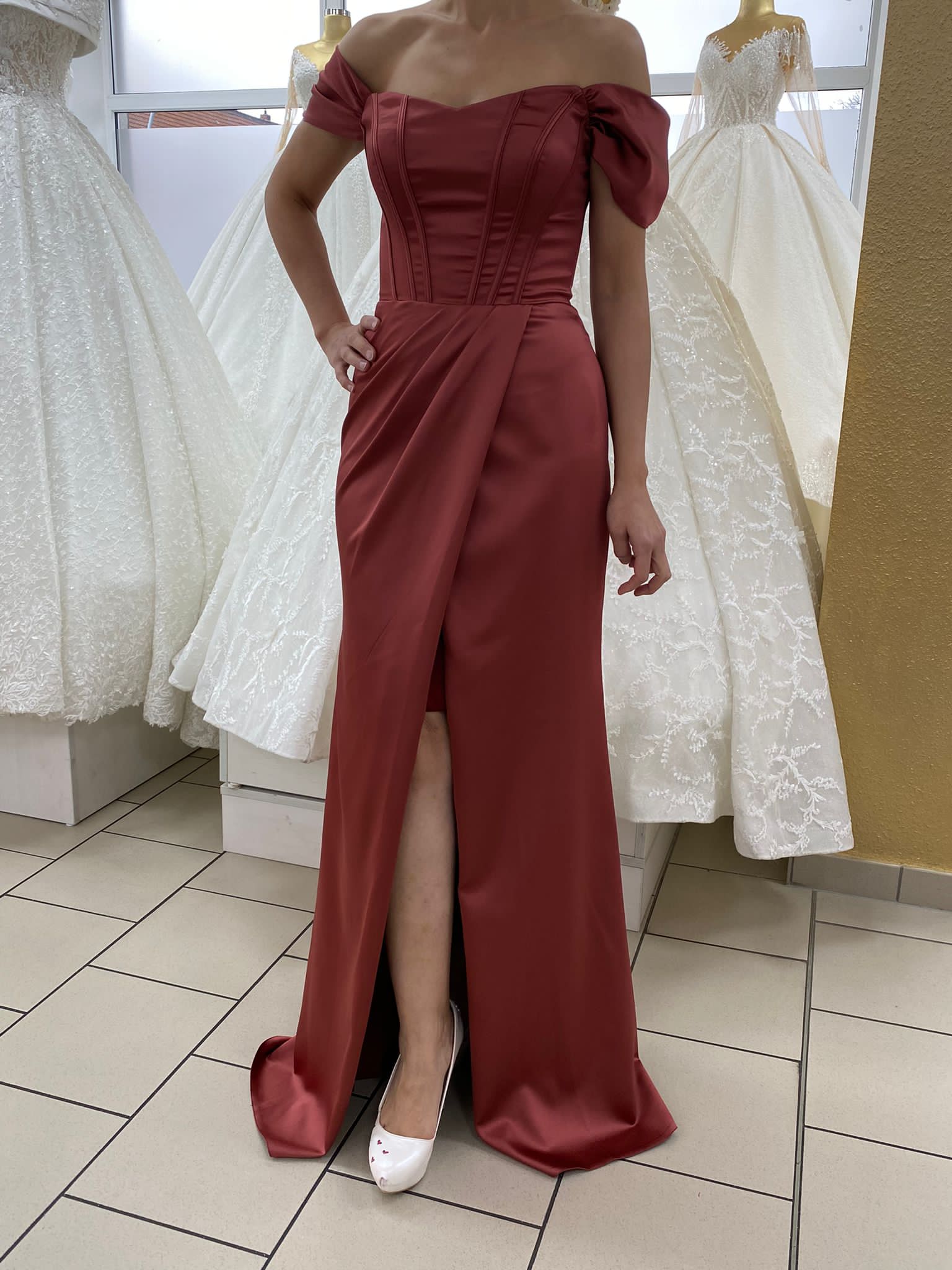 Abendkleid FK4148 – Satin und Beinschlitz in Rot – Ansicht 6 | Lamia Mode