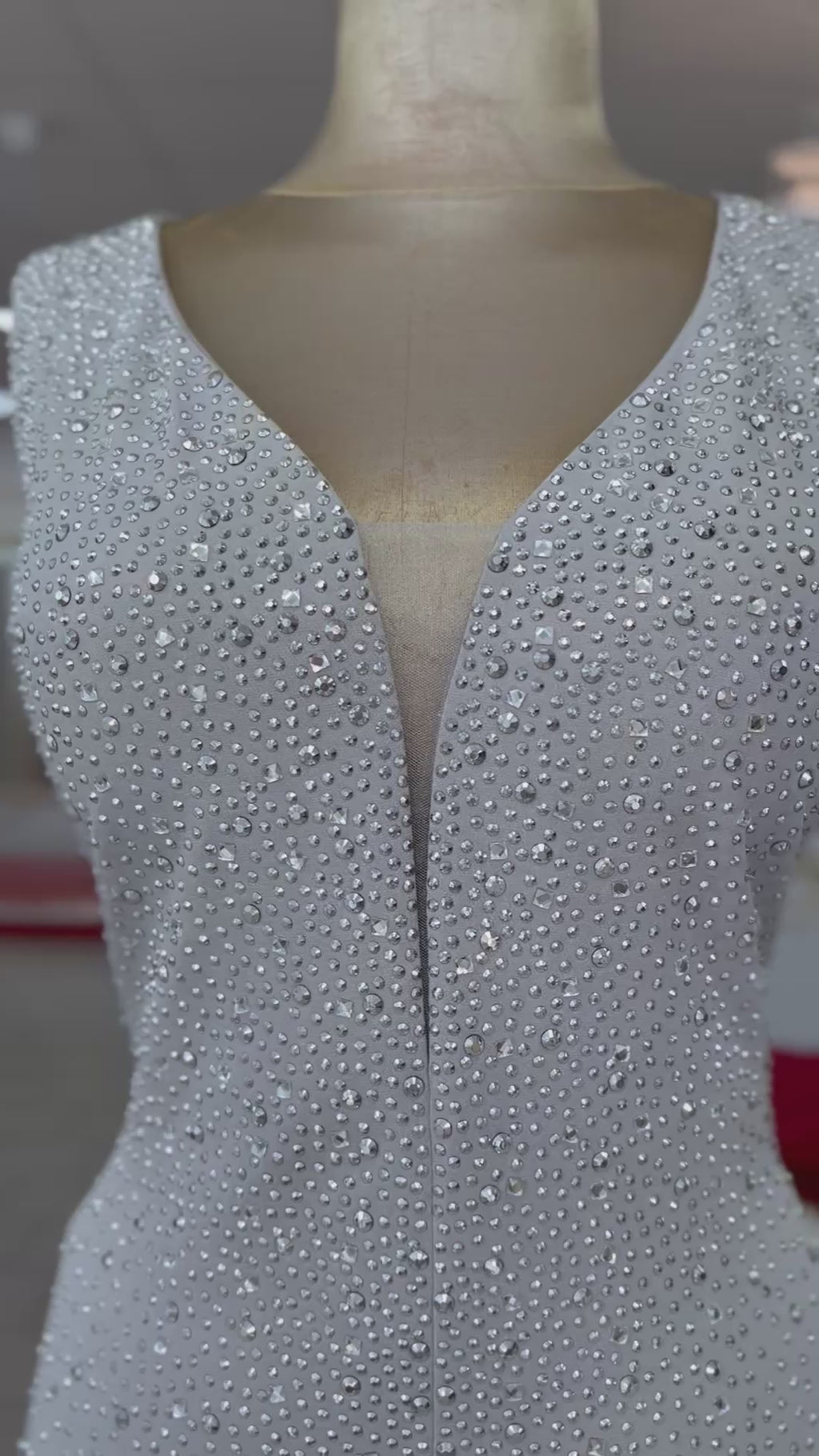 Elegantes Glanz-Abendkleid mit Beinschlitz / C5951