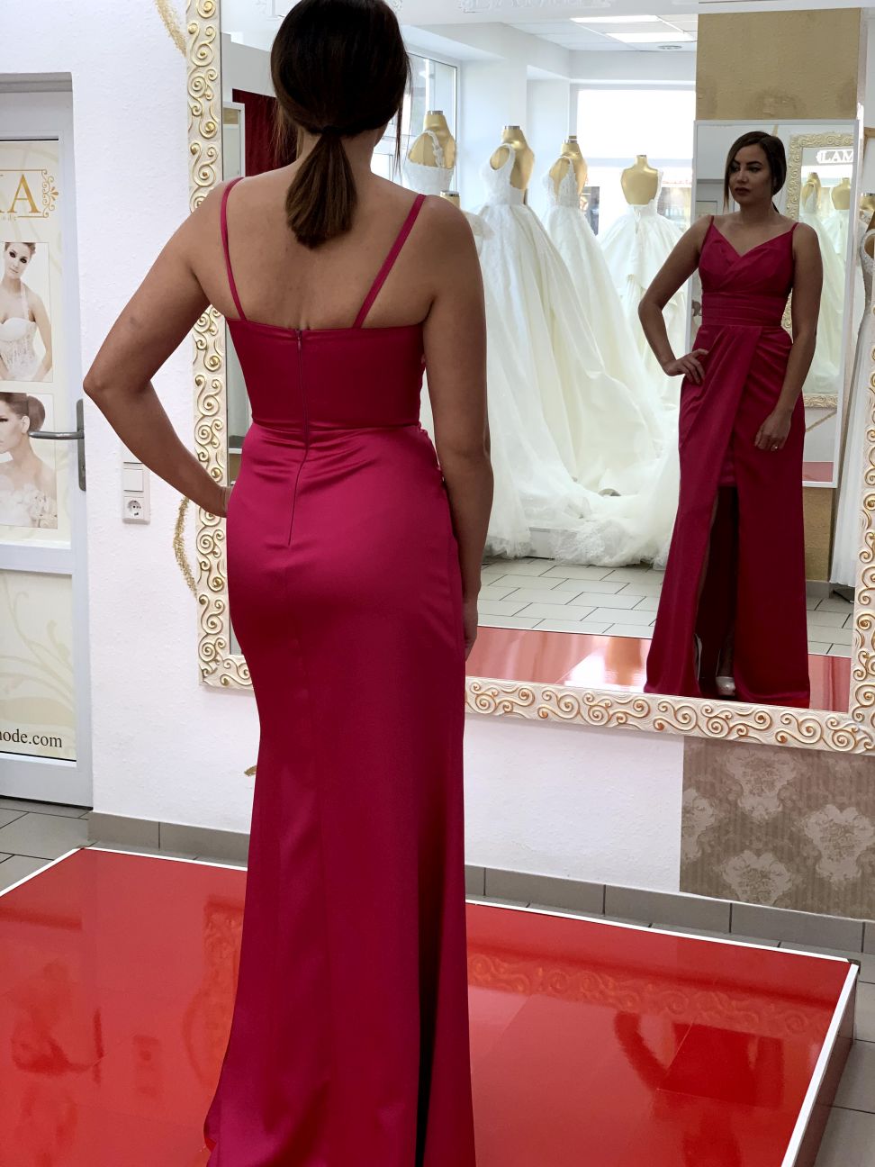 Elegantes Abendkleid mit Drapierung und Beinschlitz / FK3330