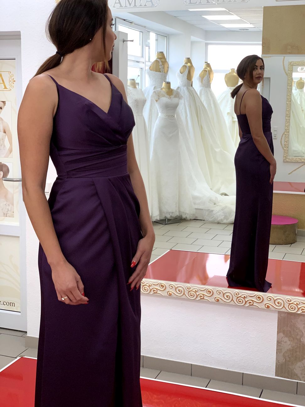Elegantes Abendkleid mit Drapierung und Beinschlitz / FK3330