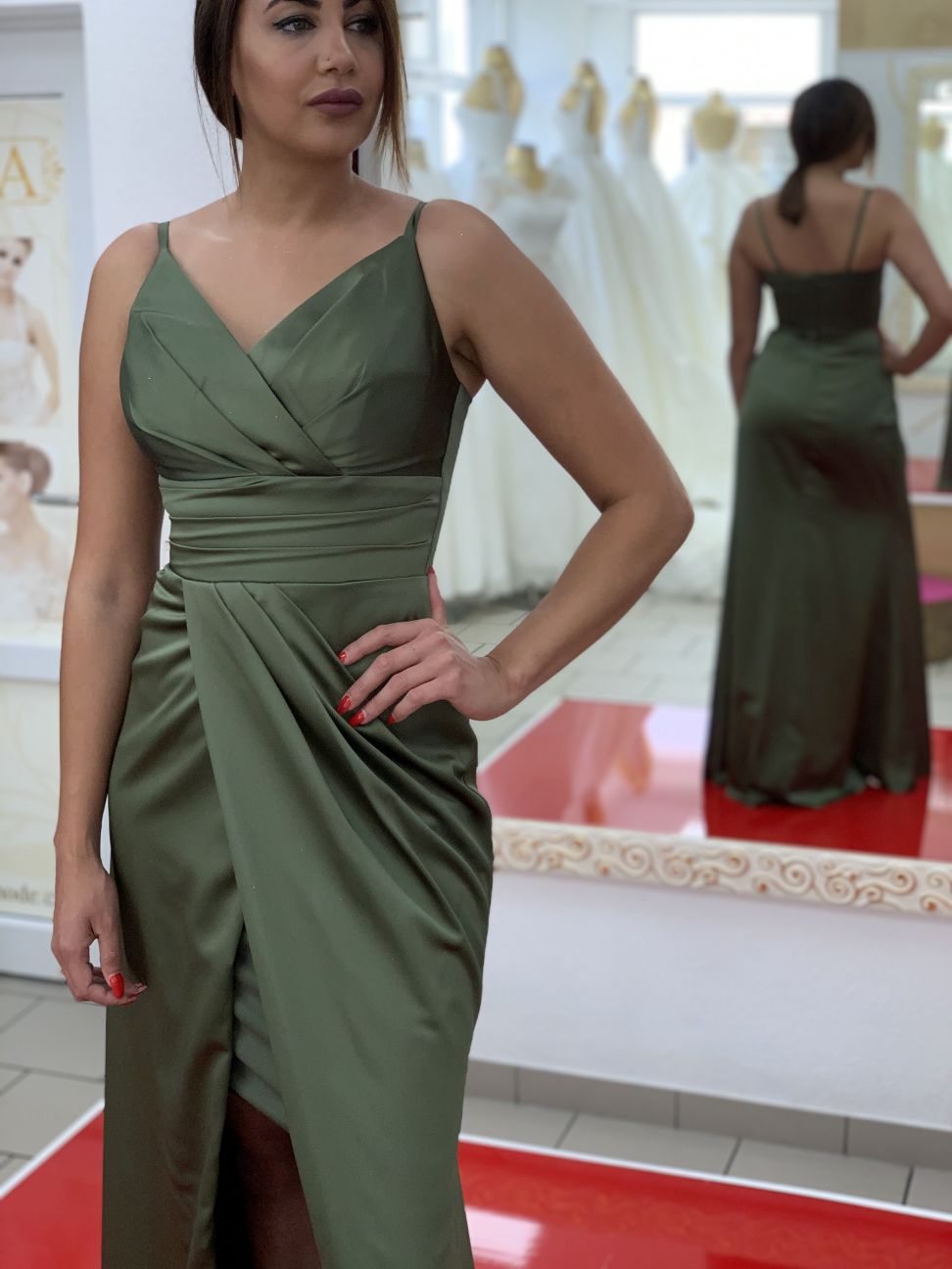 Elegantes Abendkleid mit Drapierung und Beinschlitz / FK3330