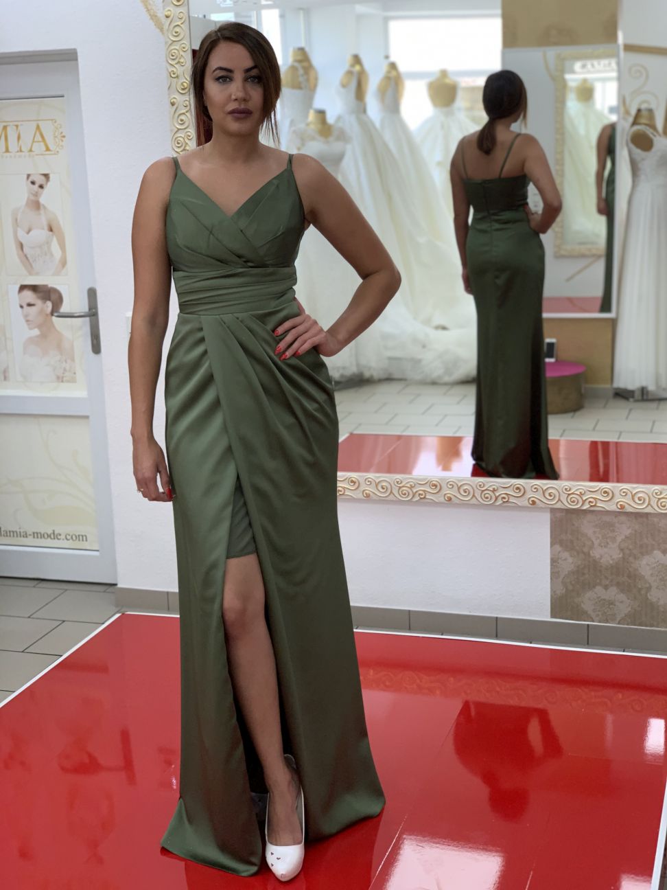 Elegantes Abendkleid mit Drapierung und Beinschlitz / FK3330