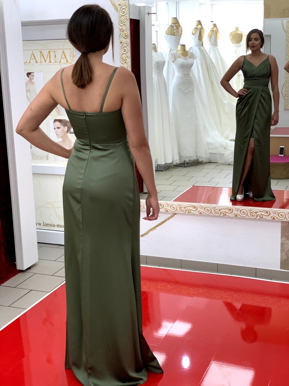 Elegantes Abendkleid mit Drapierung und Beinschlitz / FK3330