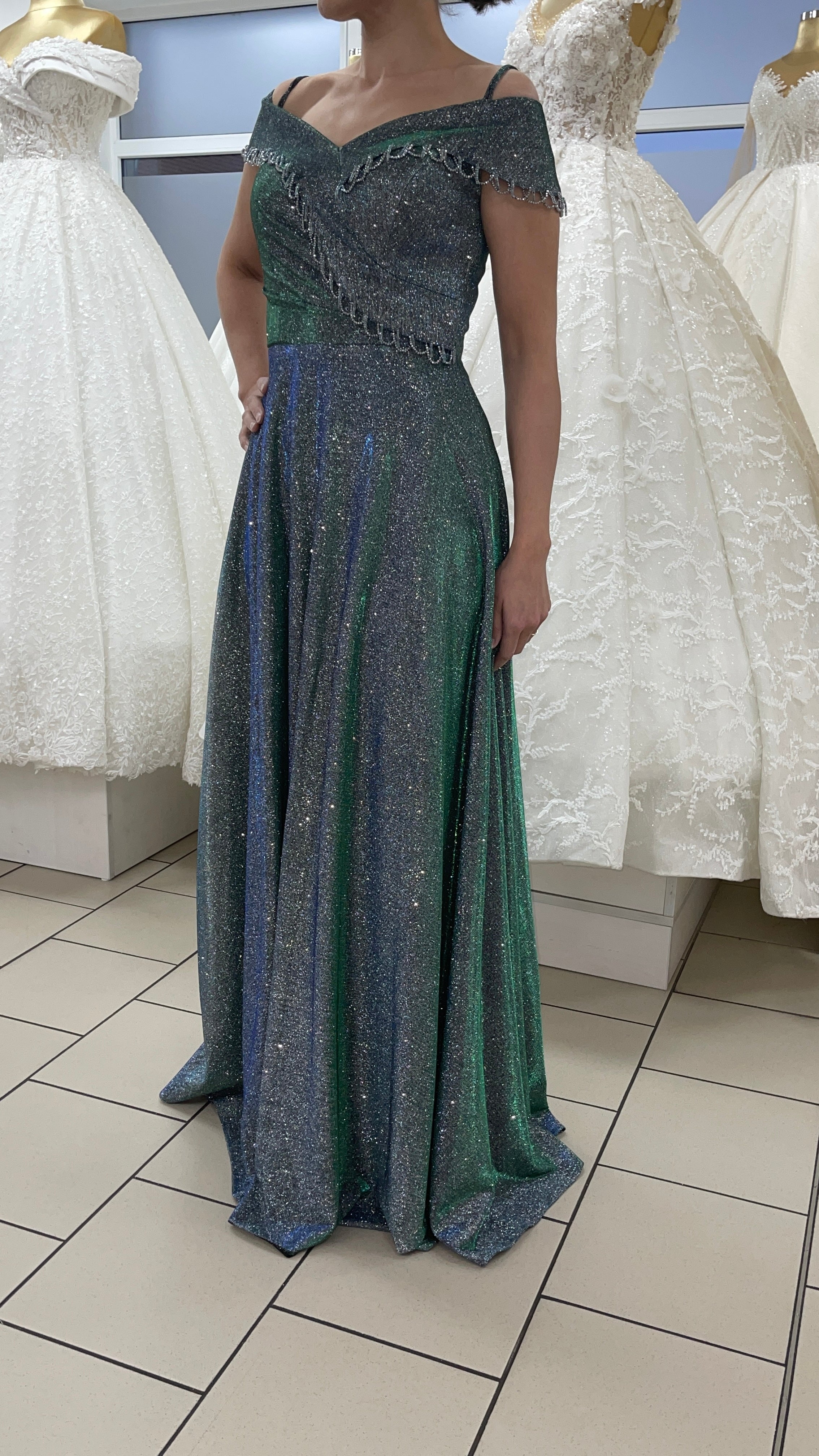 Elegantes Glitzer-Kleid mit Off-Shoulder-Ausschnitt / FK3304